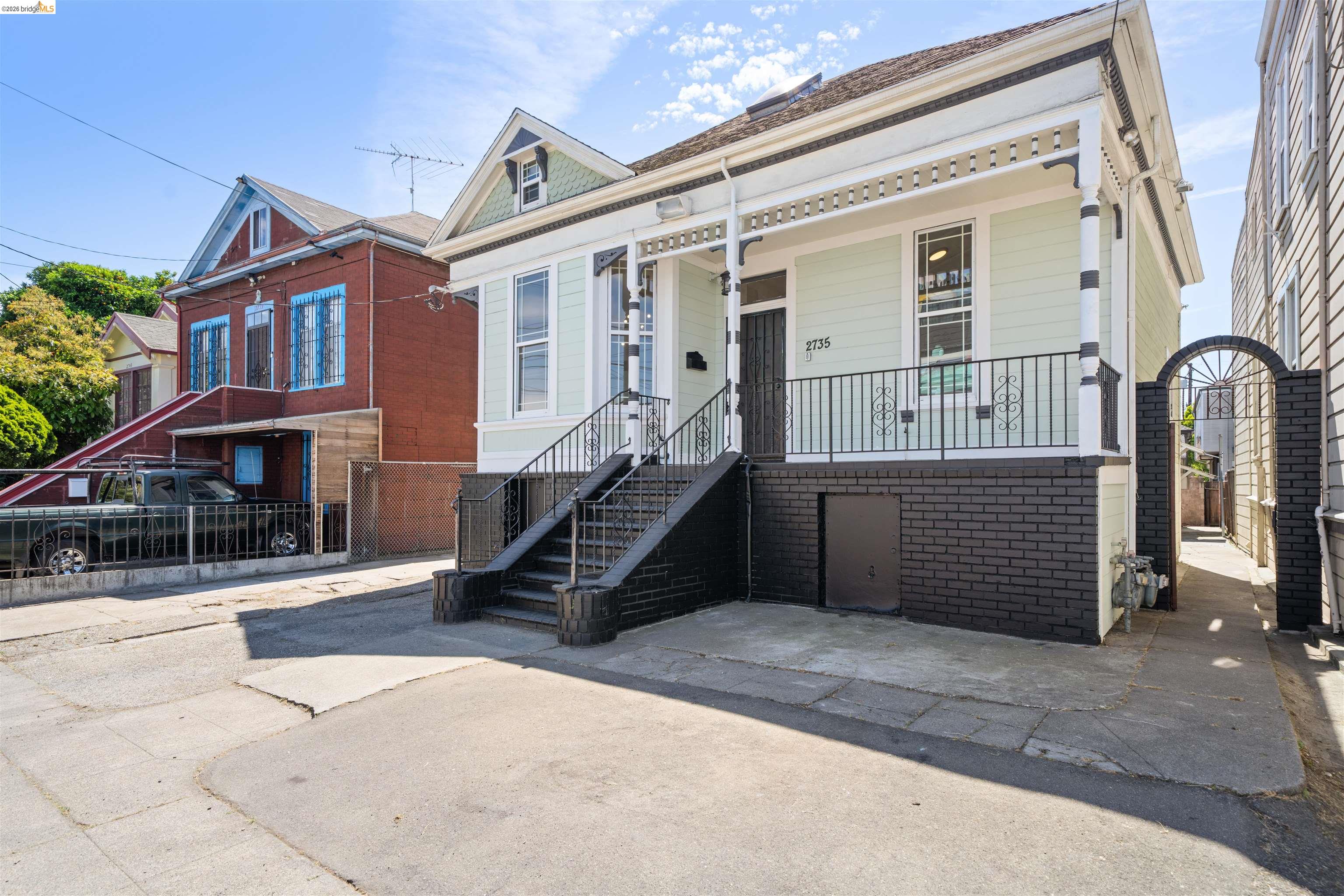 Detail Gallery Image 3 of 59 For 2735 E 11th St, Oakland,  CA 94601 - – Beds | – Baths