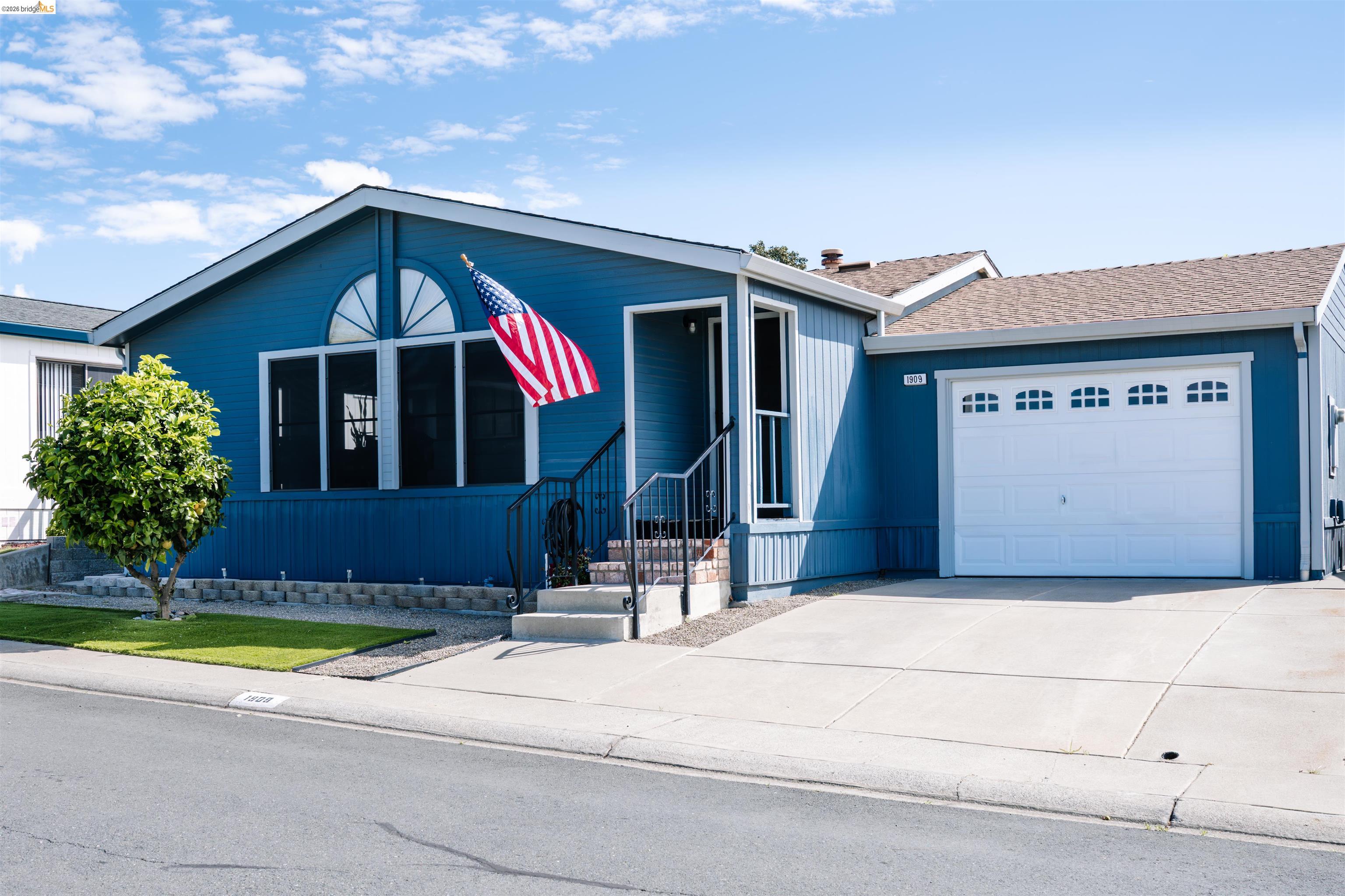 Detail Gallery Image 4 of 36 For 1909 Strasbourg Ln, Antioch,  CA 94509 - 2 Beds | 2 Baths