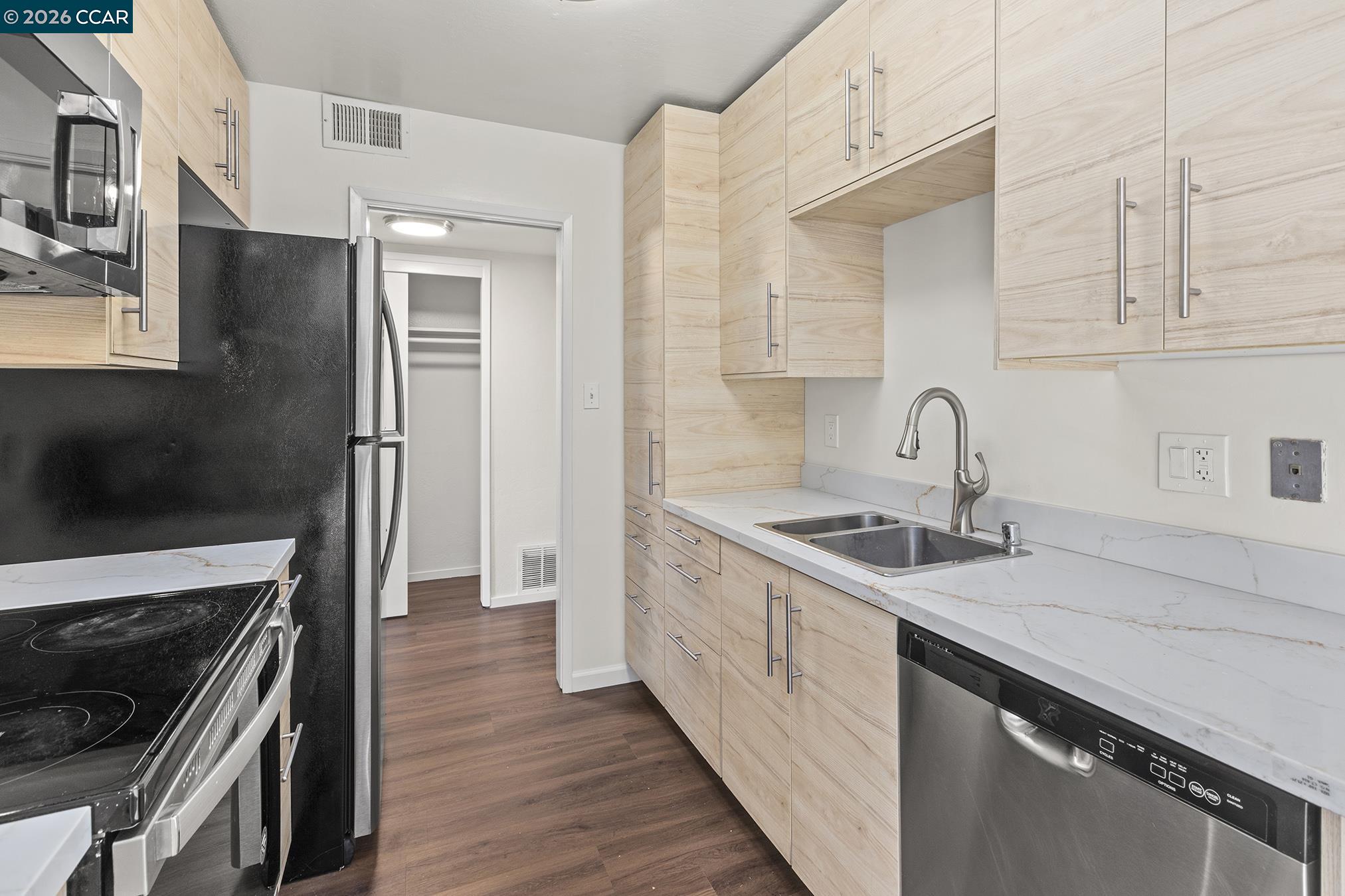 Detail Gallery Image 10 of 34 For 29 Leafwood Circle, San Rafael,  CA 94901 - – Beds | – Baths