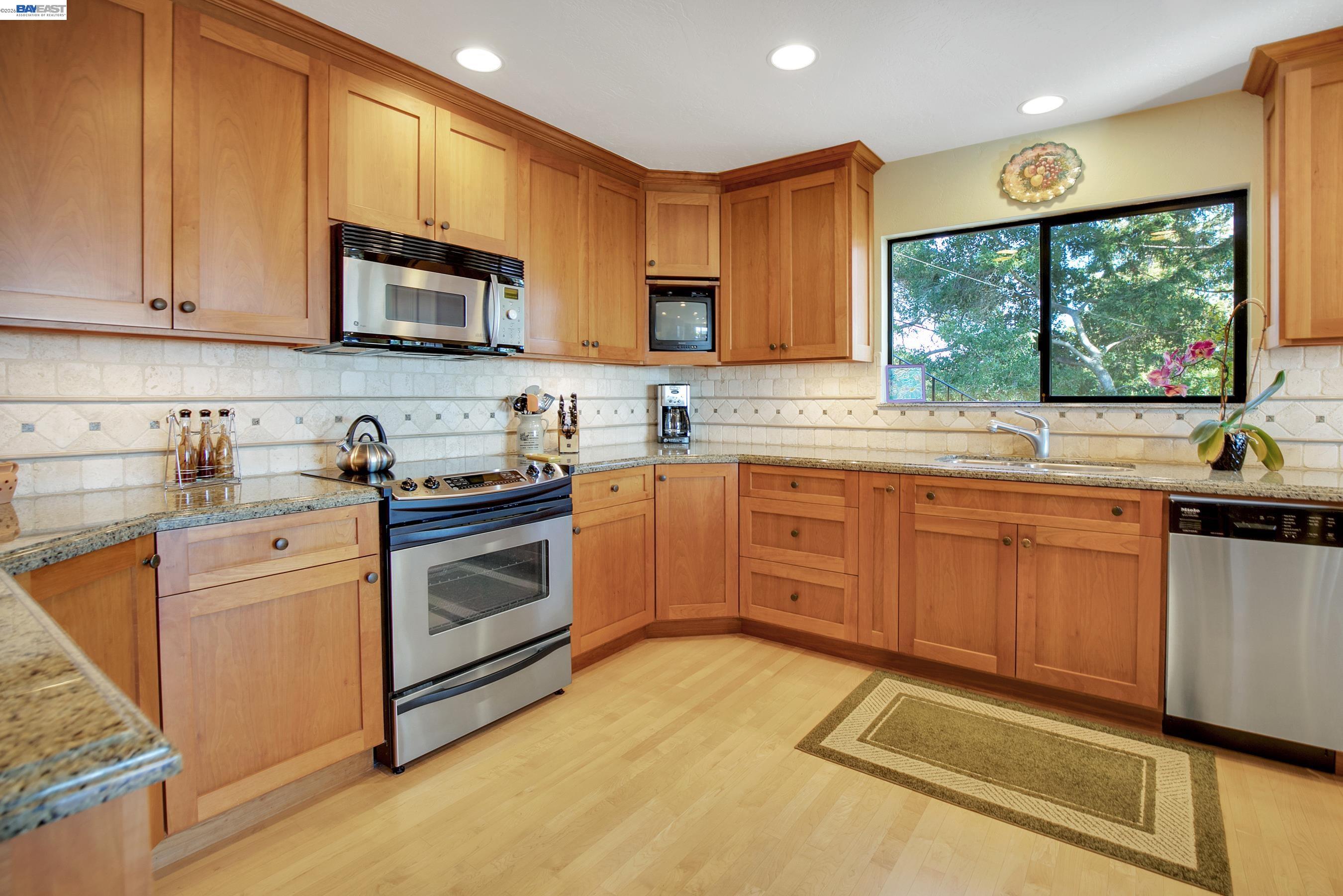 Detail Gallery Image 5 of 31 For 3430 Loma Alta Ln, Santa Cruz,  CA 95065 - 2 Beds | 2/1 Baths