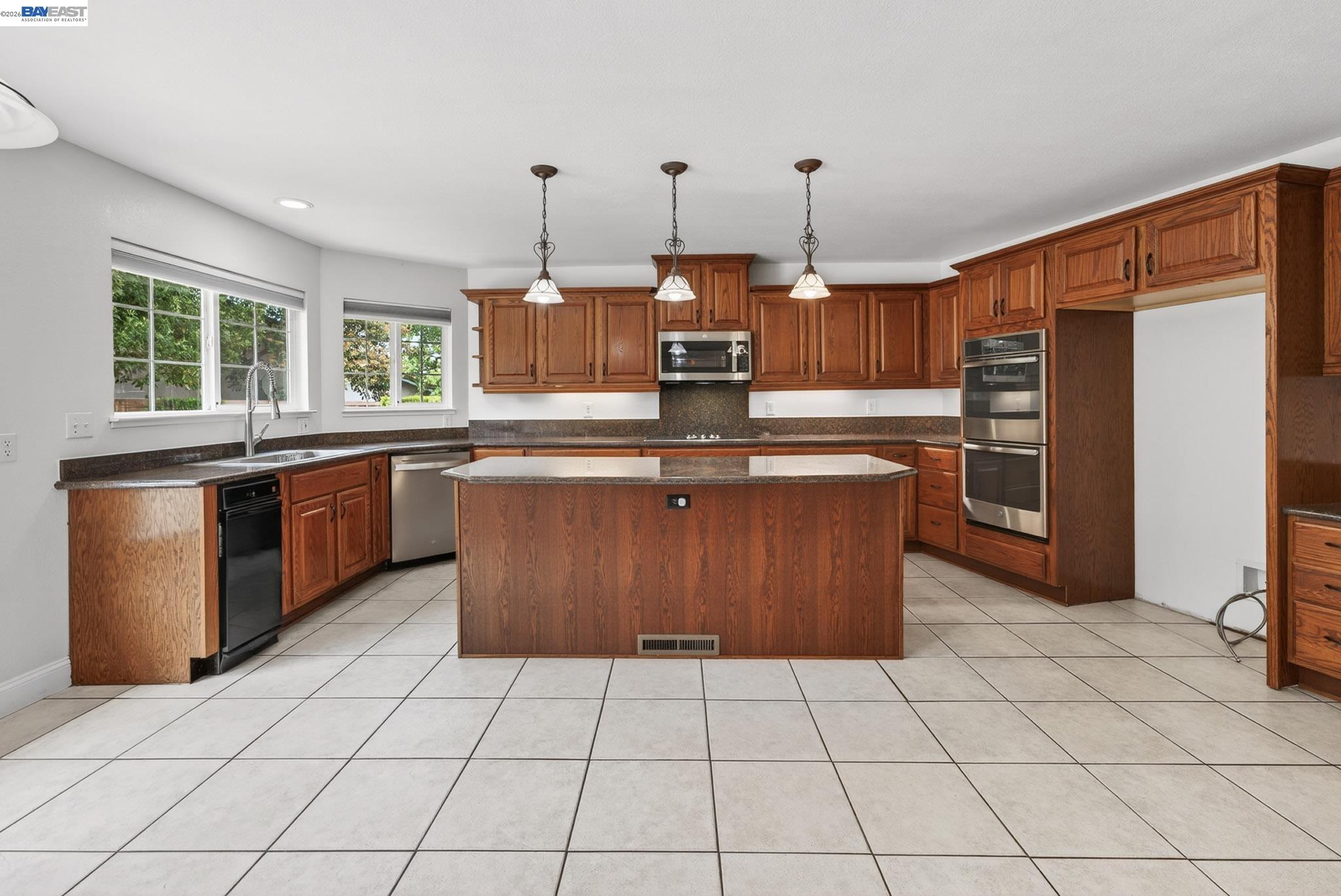 Detail Gallery Image 12 of 59 For 1147 Lomitas Ave, Livermore,  CA 94550 - 5 Beds | 3 Baths