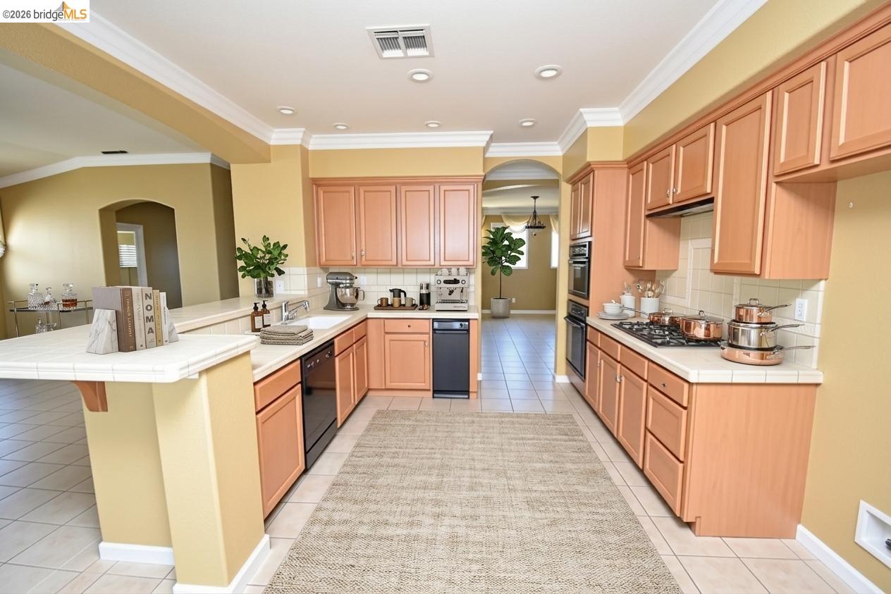 Detail Gallery Image 12 of 47 For 5776 Saint Andrews Dr, Stockton,  CA 95219 - 4 Beds | 4 Baths