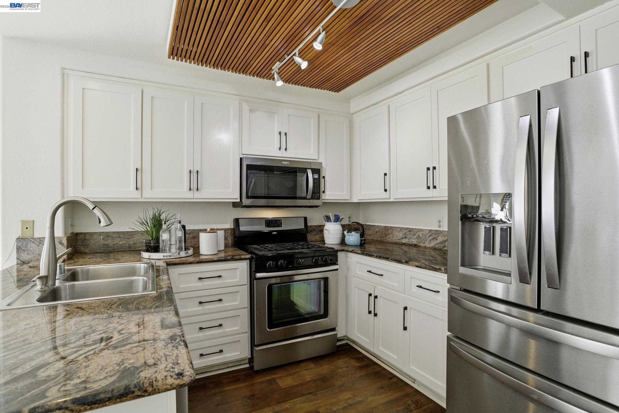 Detail Gallery Image 10 of 47 For 441 Camille Cir #12,  San Jose,  CA 95134 - 2 Beds | 2/1 Baths