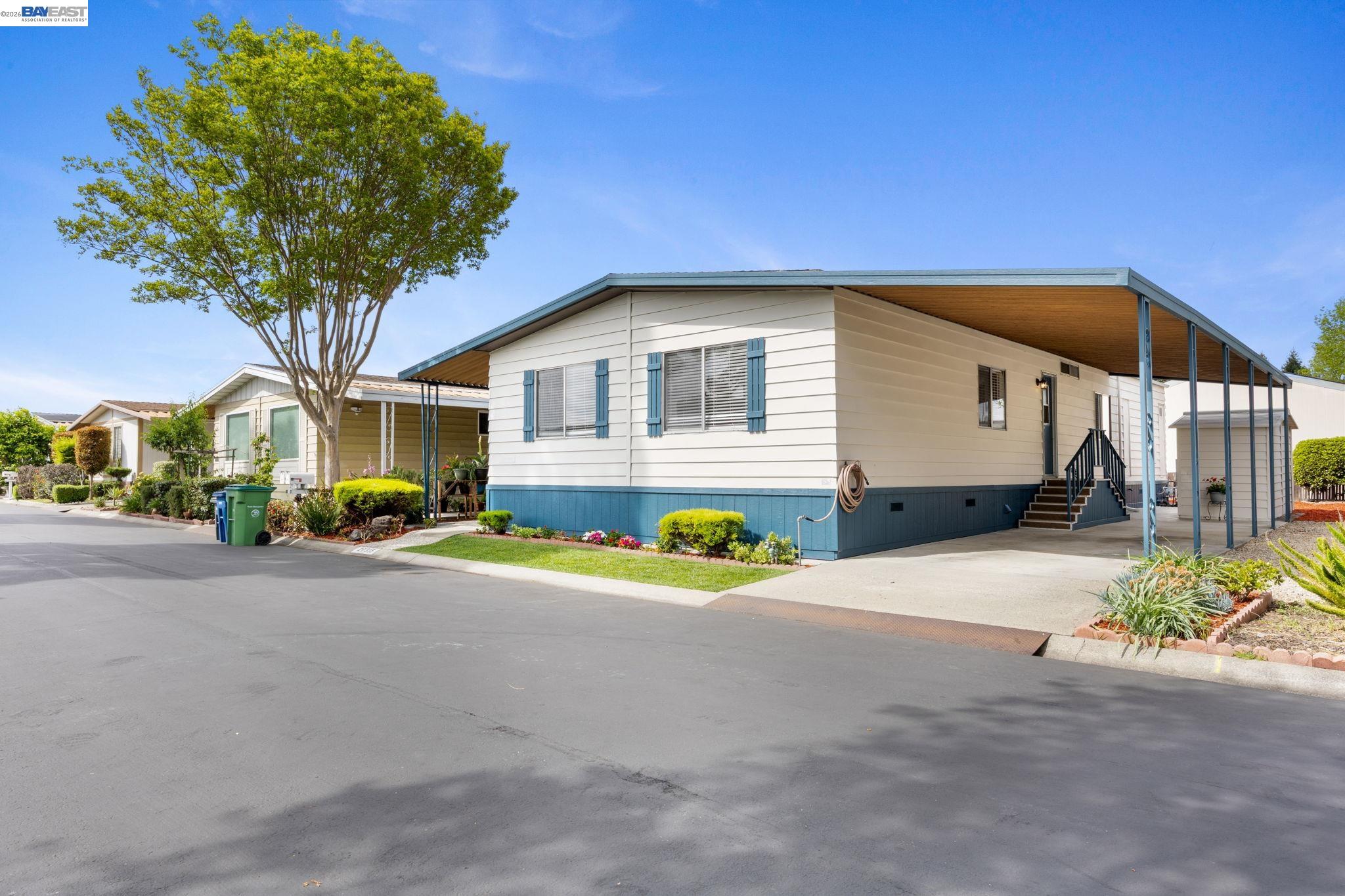 Detail Gallery Image 2 of 36 For 29315 Harpoon Way, Hayward,  CA 94544 - 2 Beds | 2 Baths