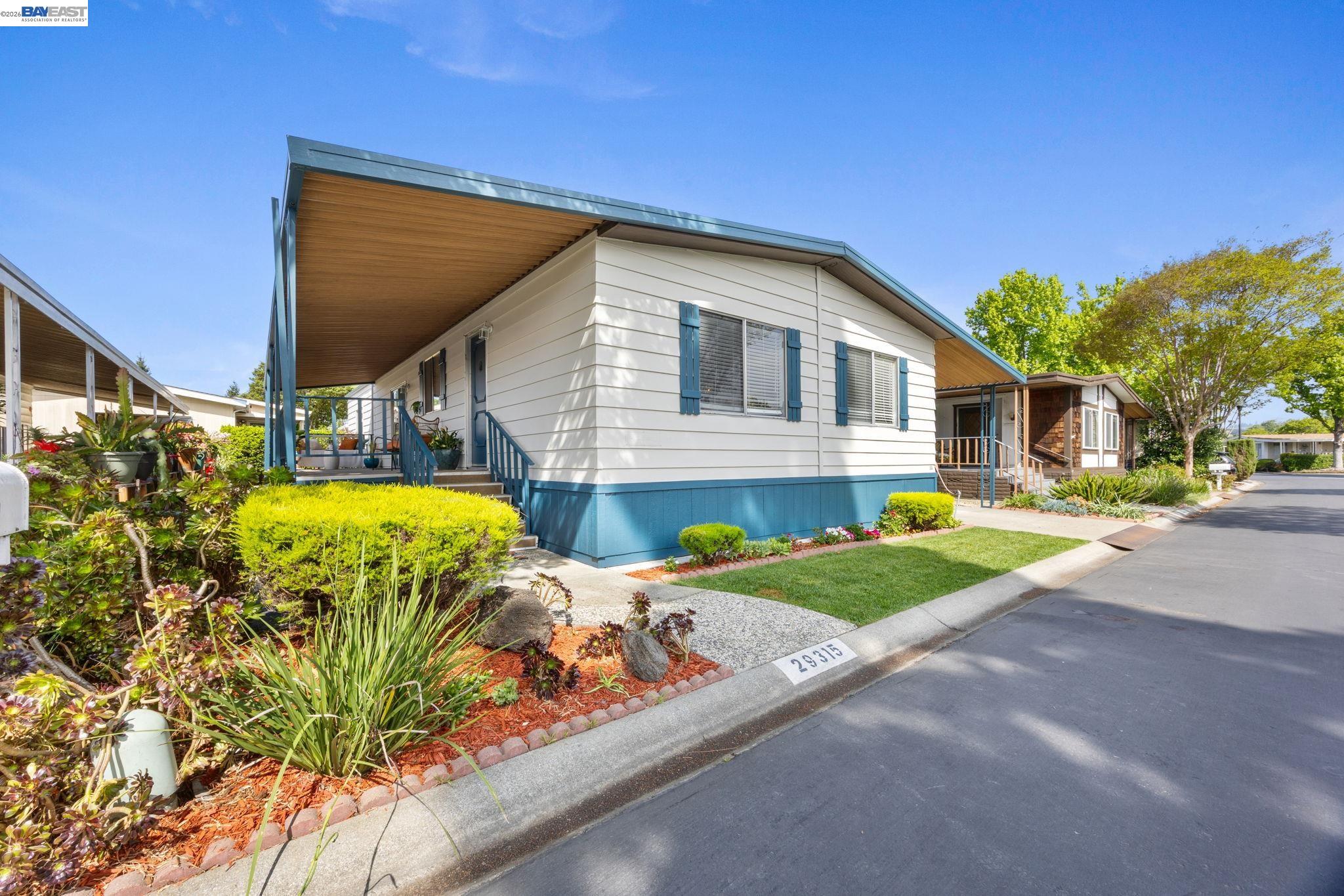 Detail Gallery Image 4 of 36 For 29315 Harpoon Way, Hayward,  CA 94544 - 2 Beds | 2 Baths