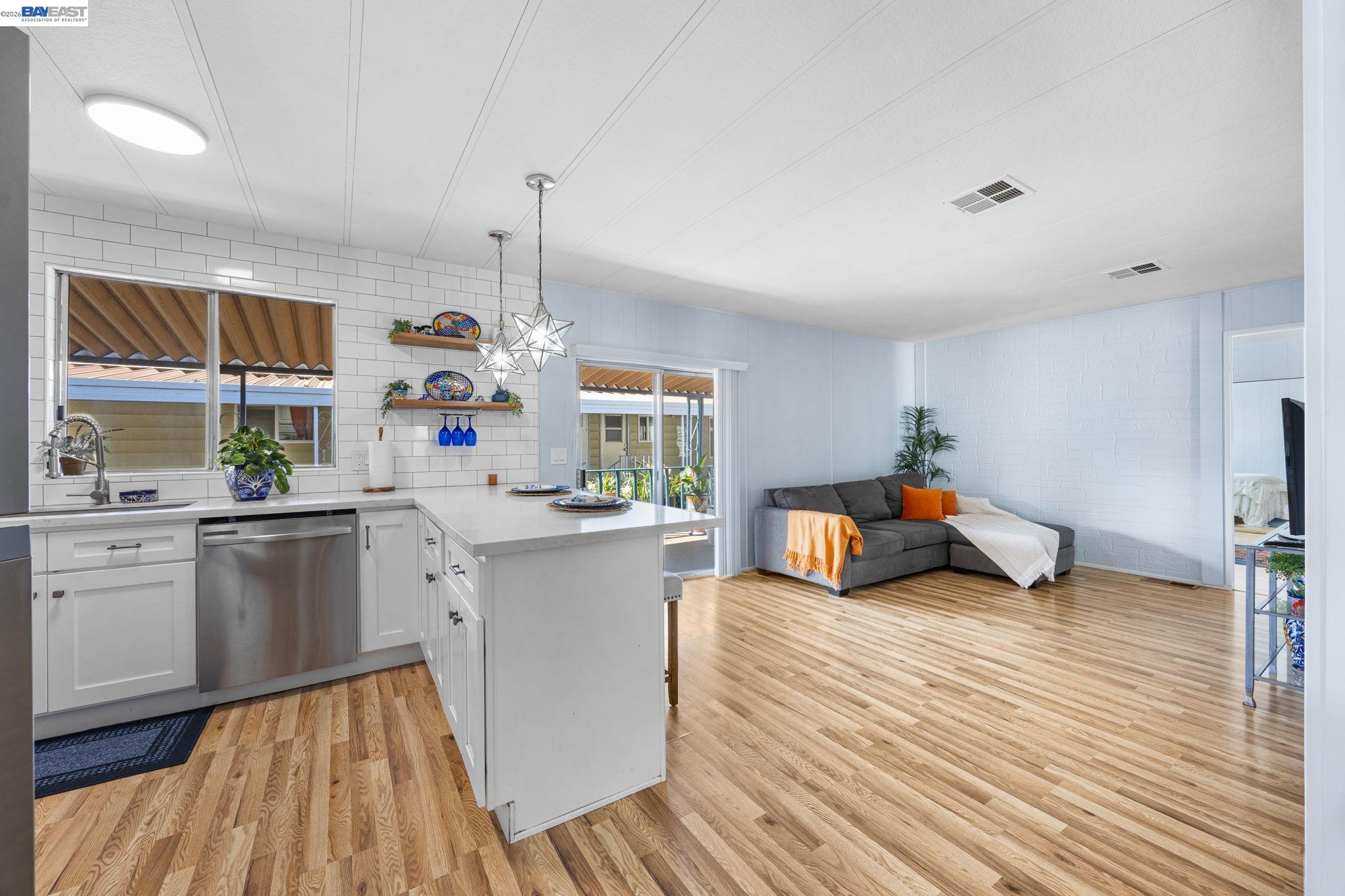 Detail Gallery Image 9 of 36 For 29315 Harpoon Way, Hayward,  CA 94544 - 2 Beds | 2 Baths