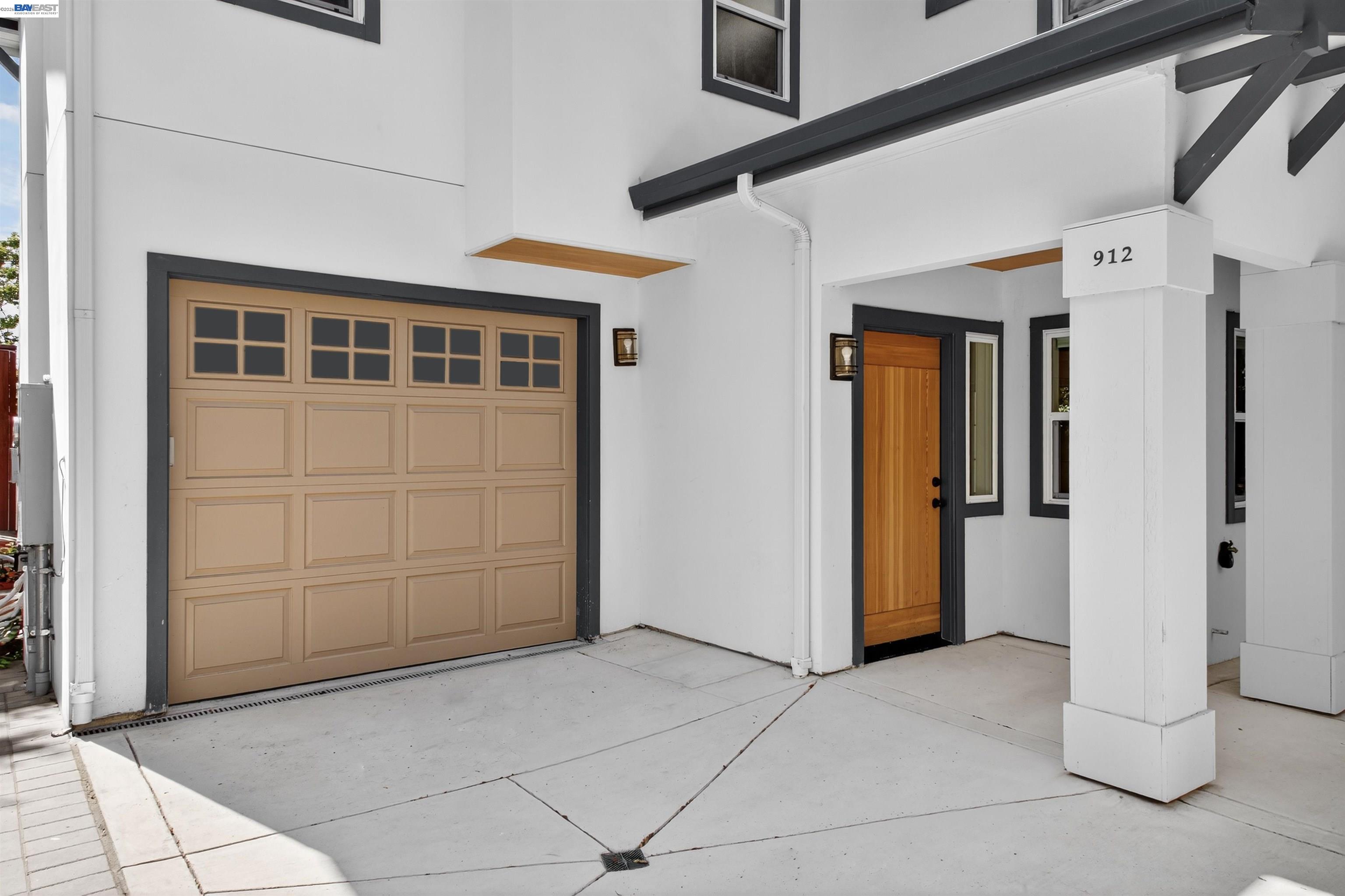 Detail Gallery Image 2 of 60 For 914 61st Street, Oakland,  CA 94608-1327 - 6 Beds | 4/1 Baths