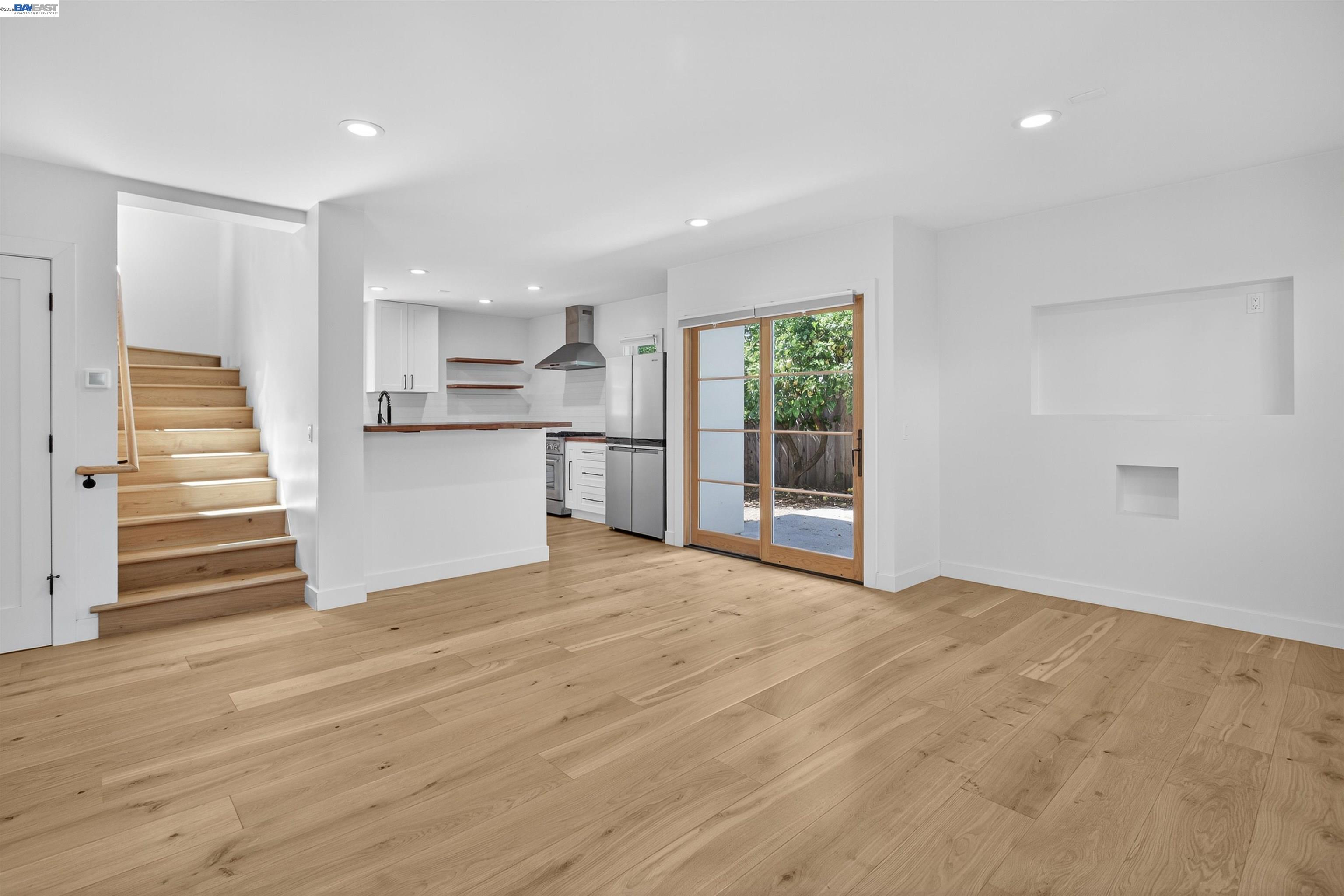 Detail Gallery Image 11 of 60 For 914 61st Street, Oakland,  CA 94608-1327 - 6 Beds | 4/1 Baths