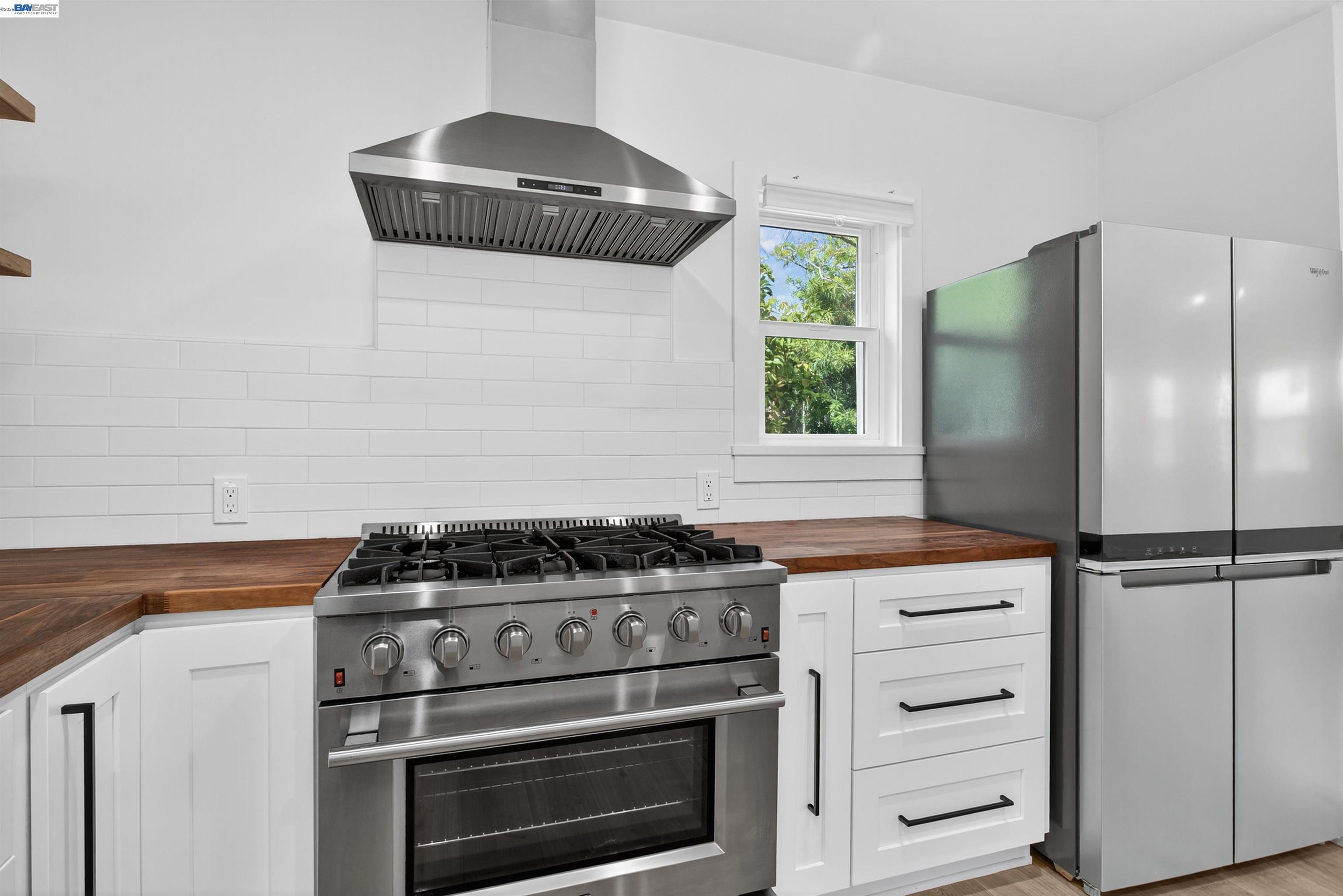 Detail Gallery Image 14 of 60 For 914 61st Street, Oakland,  CA 94608-1327 - 6 Beds | 4/1 Baths