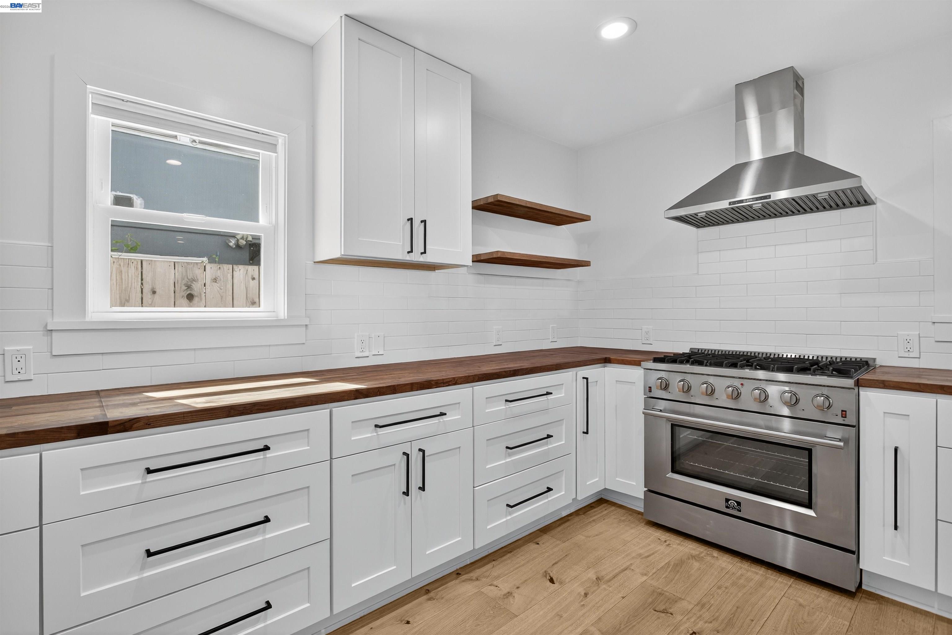 Detail Gallery Image 16 of 60 For 914 61st Street, Oakland,  CA 94608-1327 - 6 Beds | 4/1 Baths