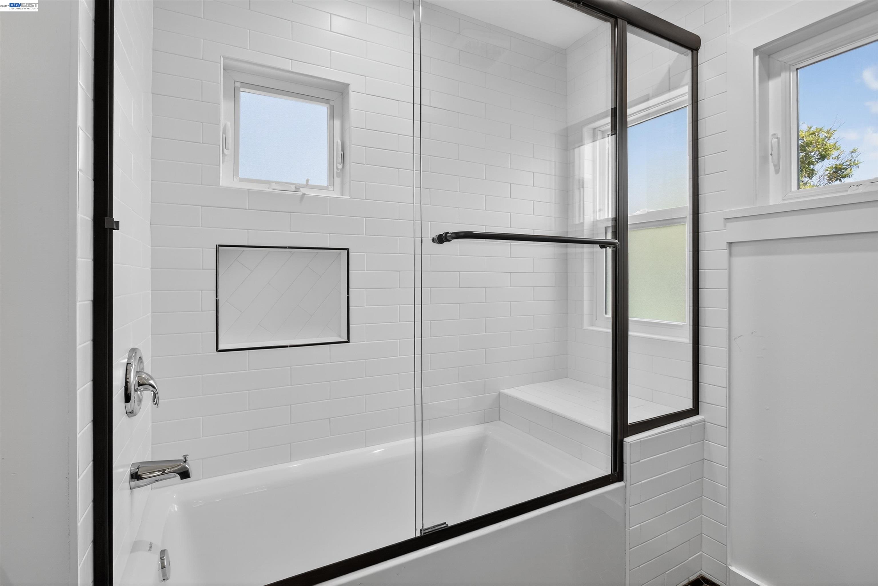 Detail Gallery Image 27 of 60 For 914 61st Street, Oakland,  CA 94608-1327 - 6 Beds | 4/1 Baths