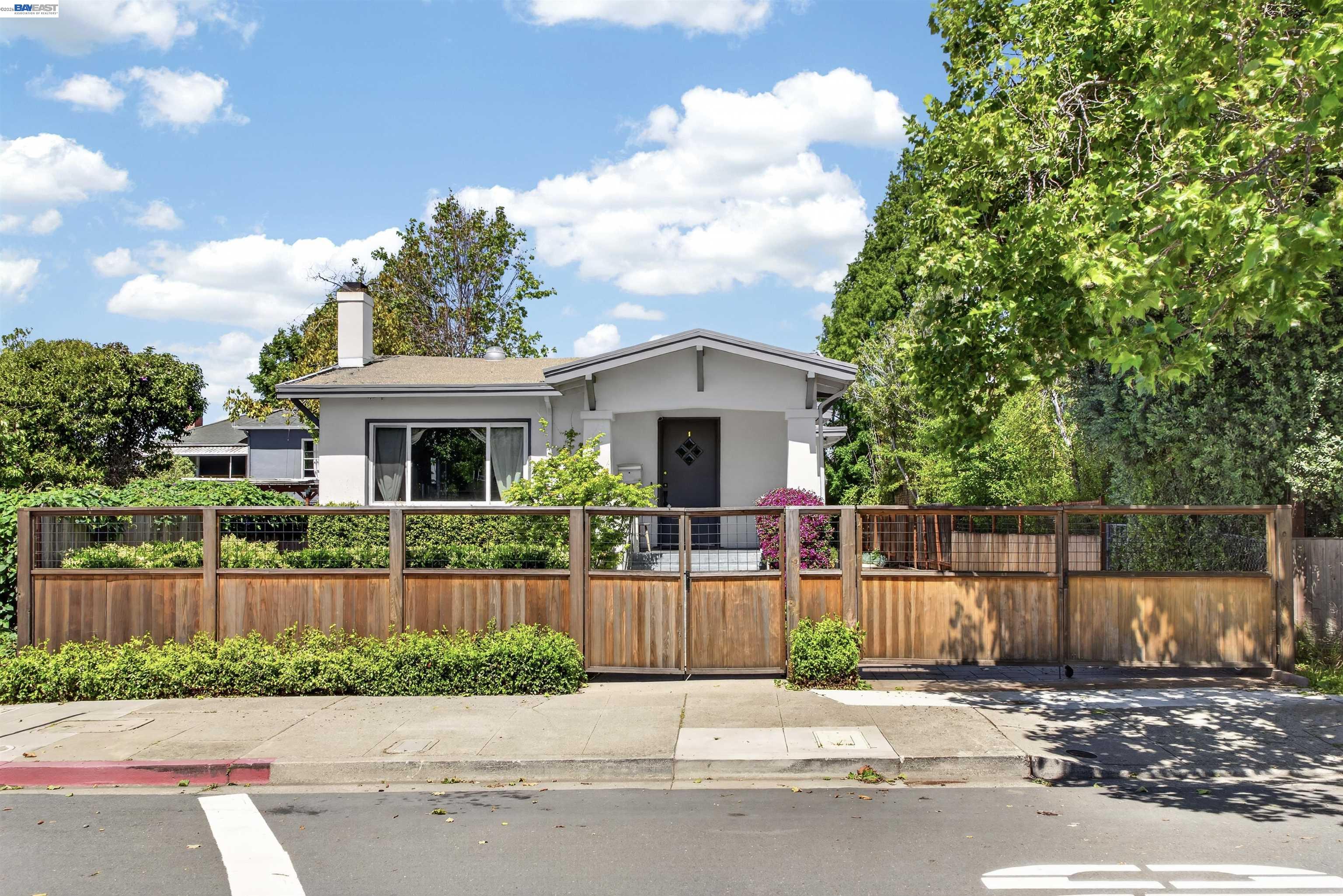 Detail Gallery Image 32 of 60 For 914 61st Street, Oakland,  CA 94608-1327 - 6 Beds | 4/1 Baths