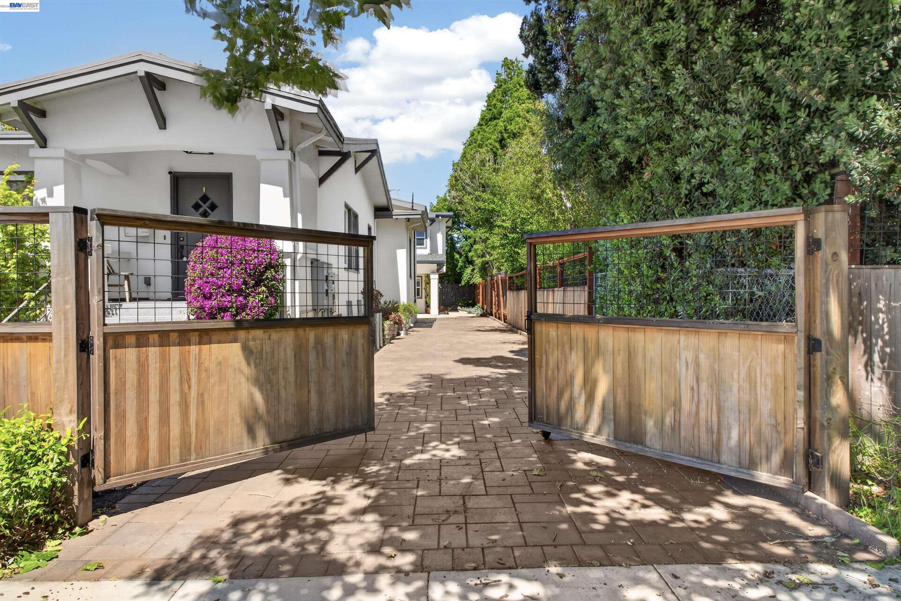 Detail Gallery Image 35 of 60 For 914 61st Street, Oakland,  CA 94608-1327 - 6 Beds | 4/1 Baths