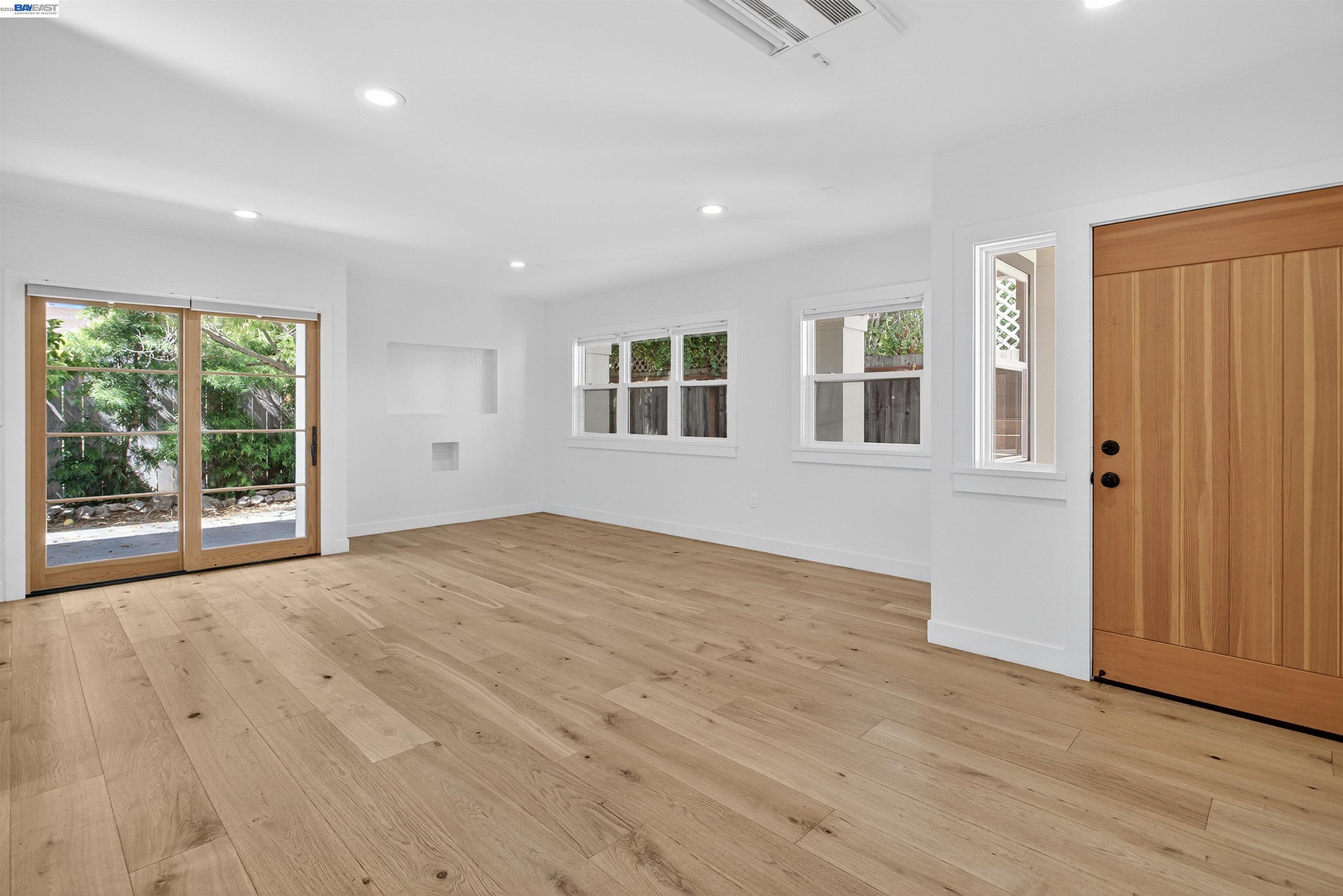 Detail Gallery Image 9 of 60 For 914 61st Street, Oakland,  CA 94608-1327 - 6 Beds | 4/1 Baths