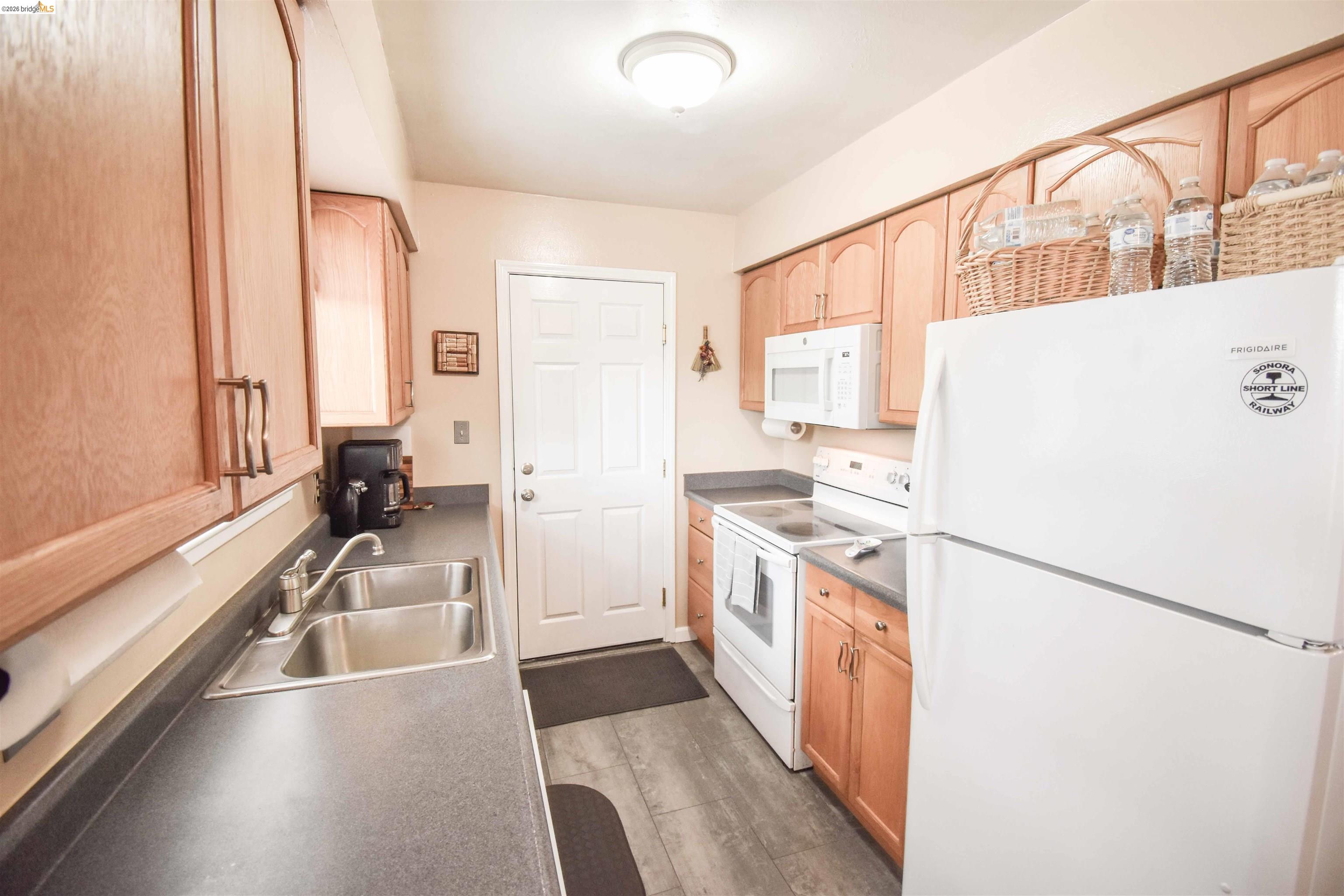 Detail Gallery Image 5 of 22 For 10569 Jim Brady Rd, Jamestown,  CA 95327-9517 - 4 Beds | 3 Baths