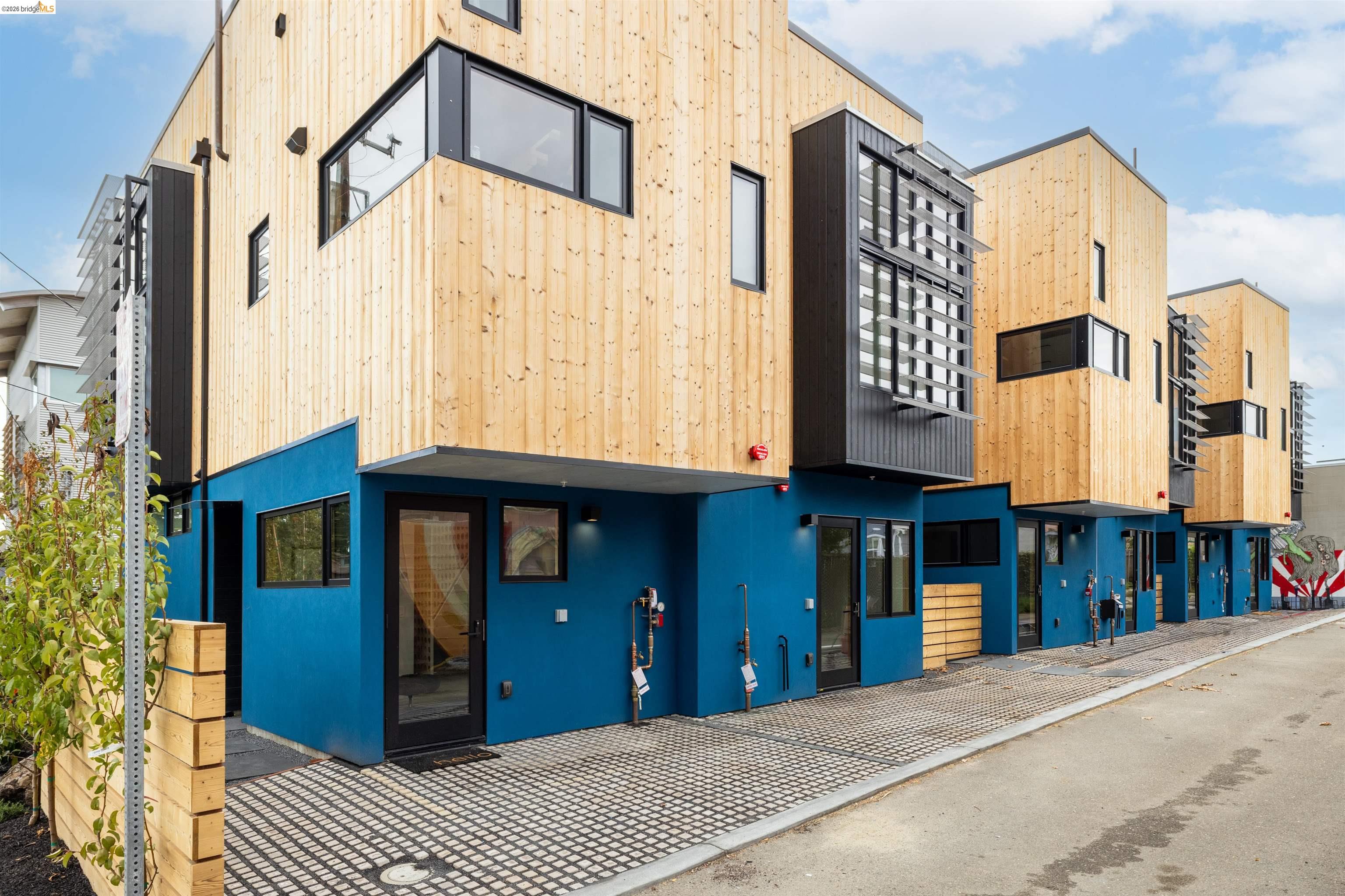 Detail Gallery Image 2 of 33 For 809 Jones St., Berkeley,  CA 94710 - 2 Beds | 1/1 Baths