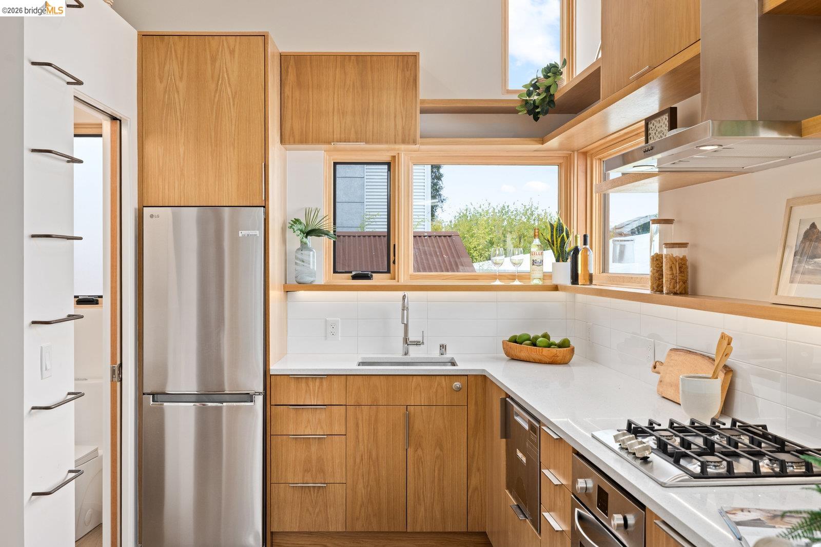 Detail Gallery Image 16 of 33 For 809 Jones St., Berkeley,  CA 94710 - 2 Beds | 1/1 Baths