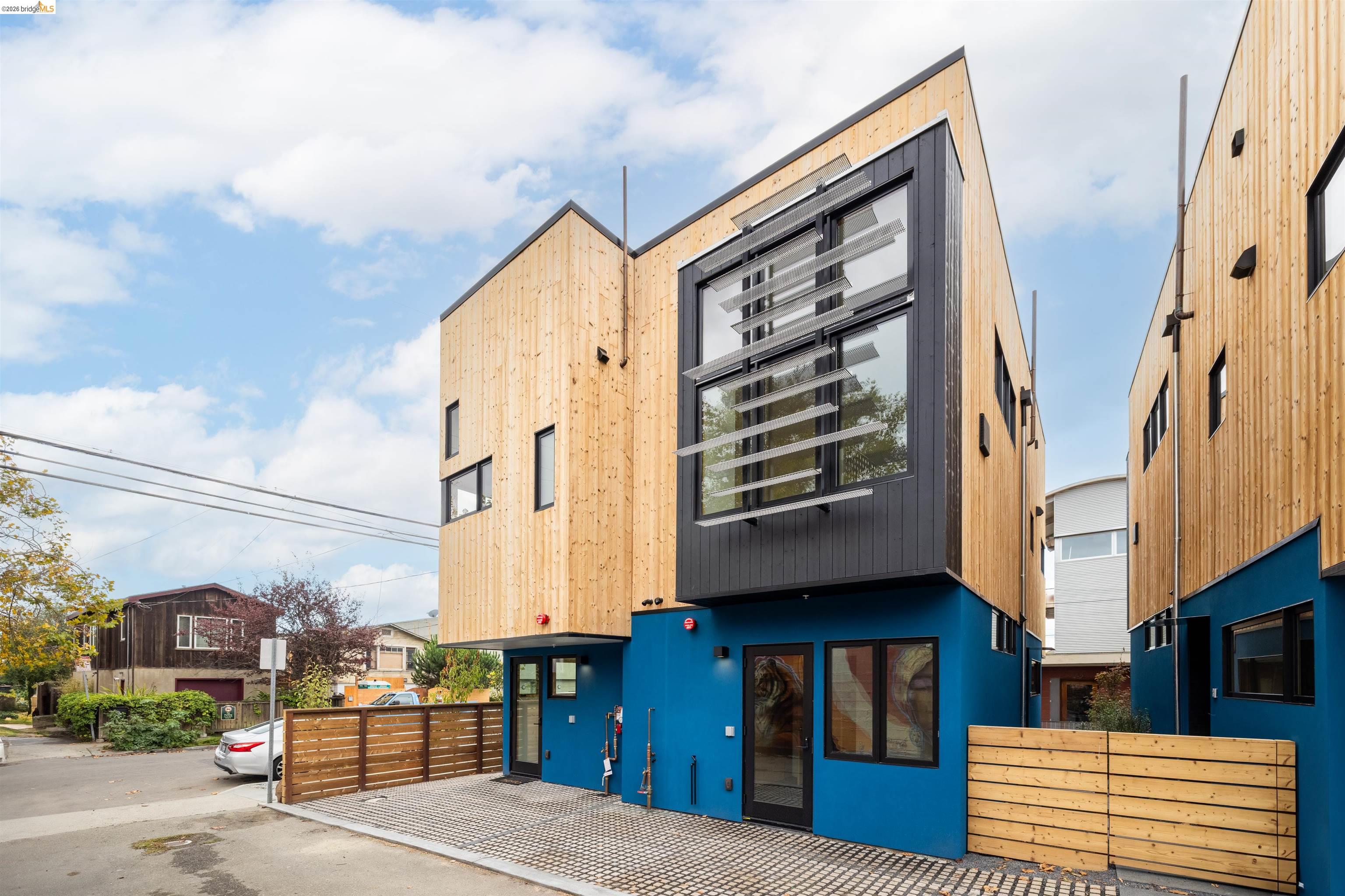 Detail Gallery Image 4 of 33 For 809 Jones St., Berkeley,  CA 94710 - 2 Beds | 1/1 Baths