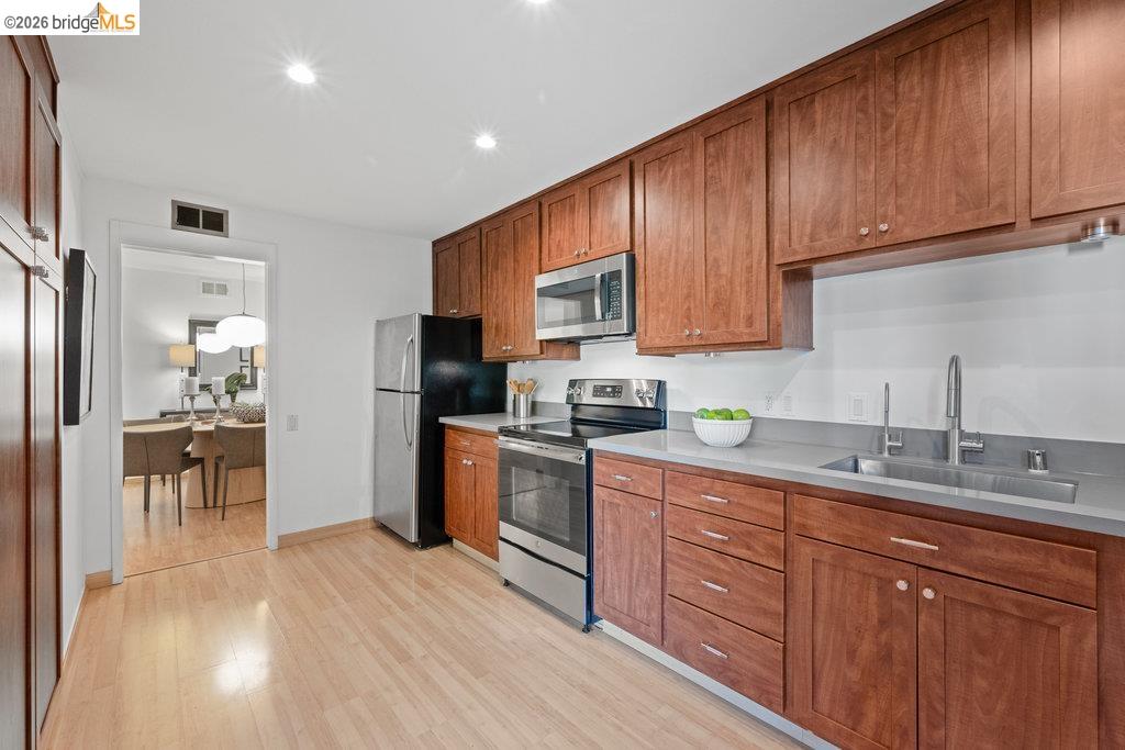 323 Monte Vista Ave UNIT 210, Oakland, CA, 94611