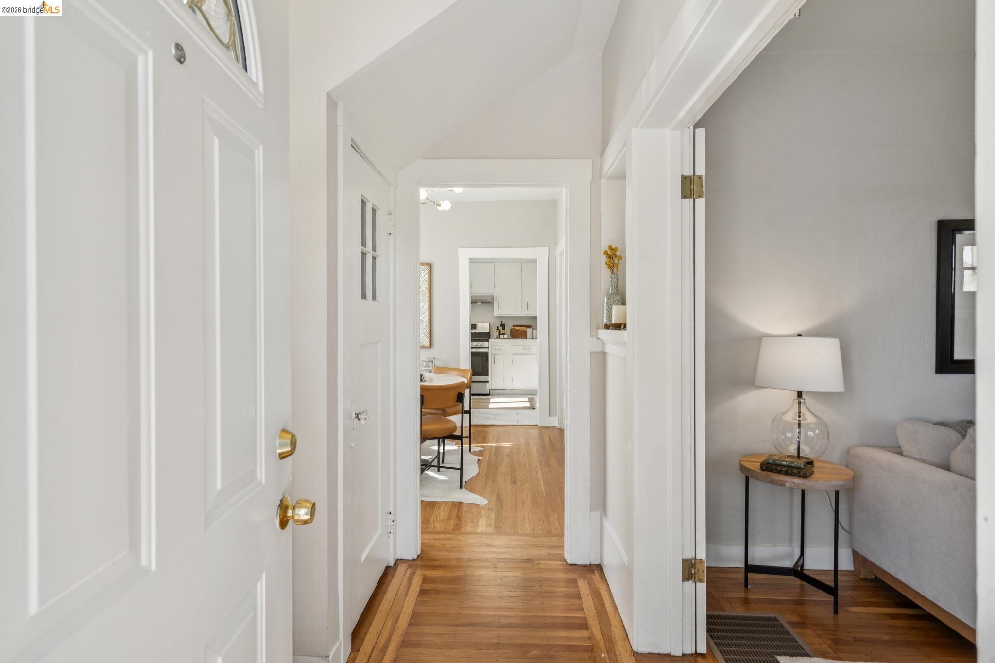 Detail Gallery Image 3 of 29 For 480 61st St, Oakland,  CA 94609 - 3 Beds | 1/1 Baths