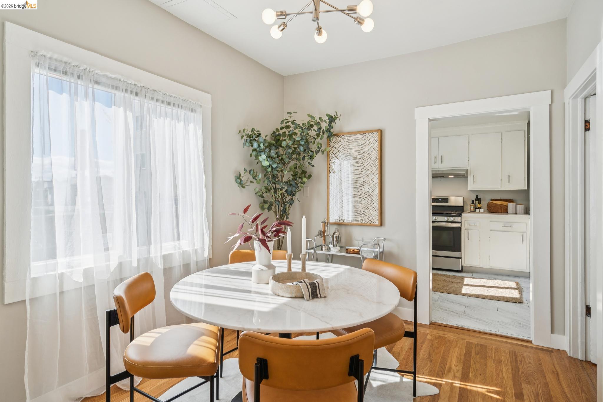 Detail Gallery Image 6 of 29 For 480 61st St, Oakland,  CA 94609 - 3 Beds | 1/1 Baths