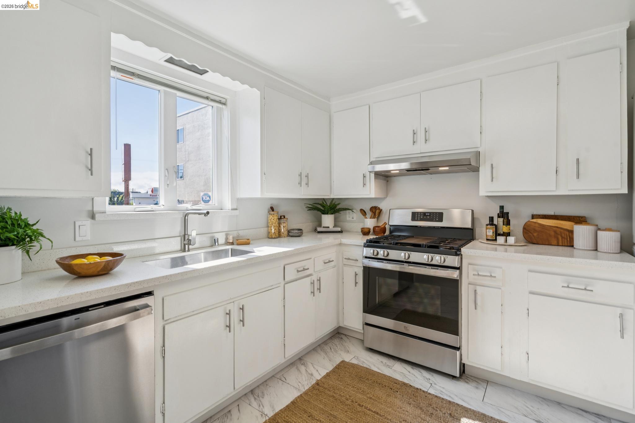 Detail Gallery Image 8 of 29 For 480 61st St, Oakland,  CA 94609 - 3 Beds | 1/1 Baths