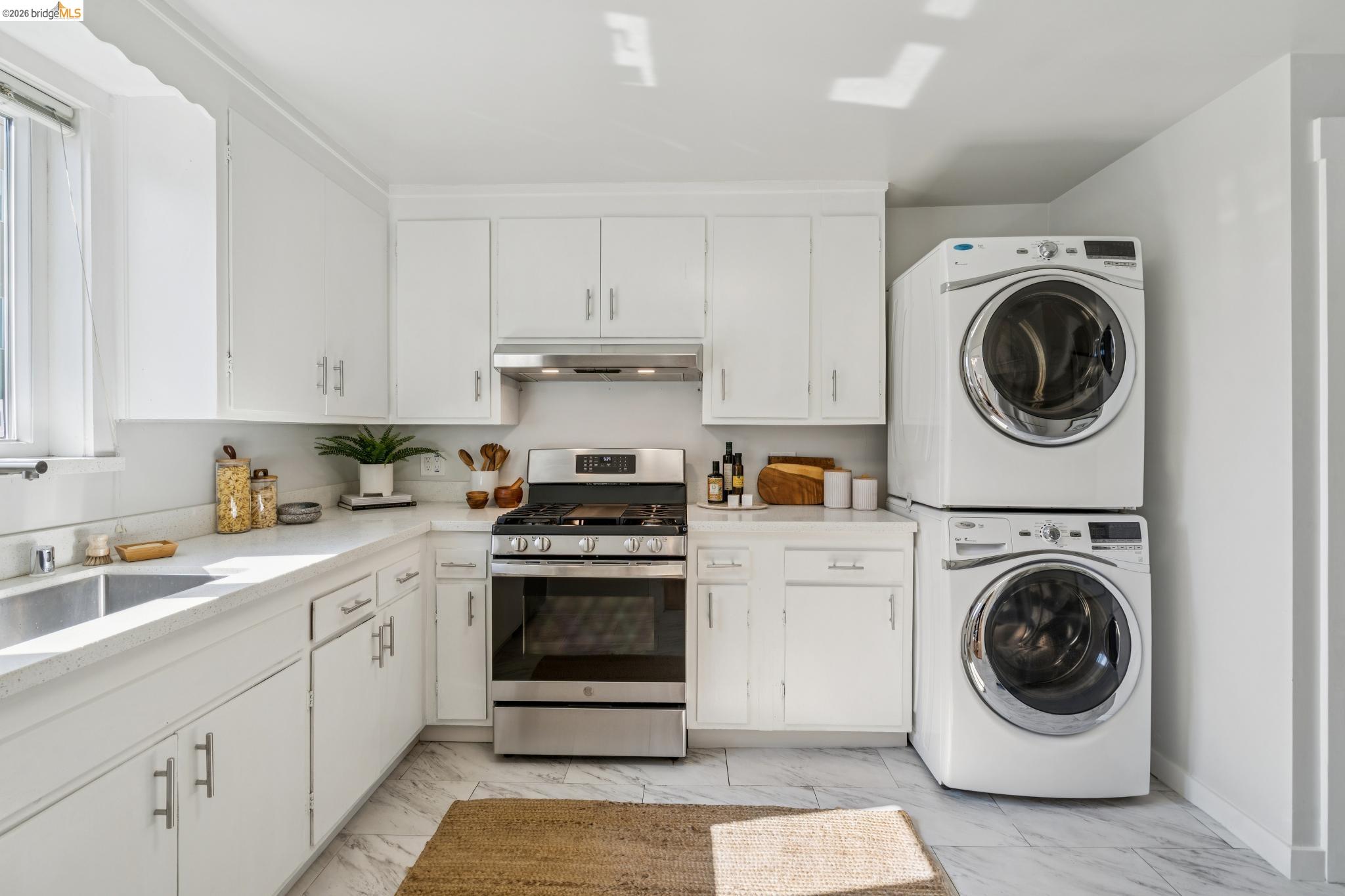 Detail Gallery Image 9 of 29 For 480 61st St, Oakland,  CA 94609 - 3 Beds | 1/1 Baths