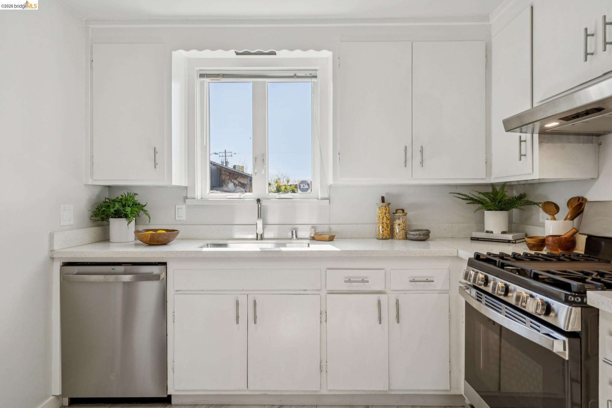 Detail Gallery Image 10 of 29 For 480 61st St, Oakland,  CA 94609 - 3 Beds | 1/1 Baths