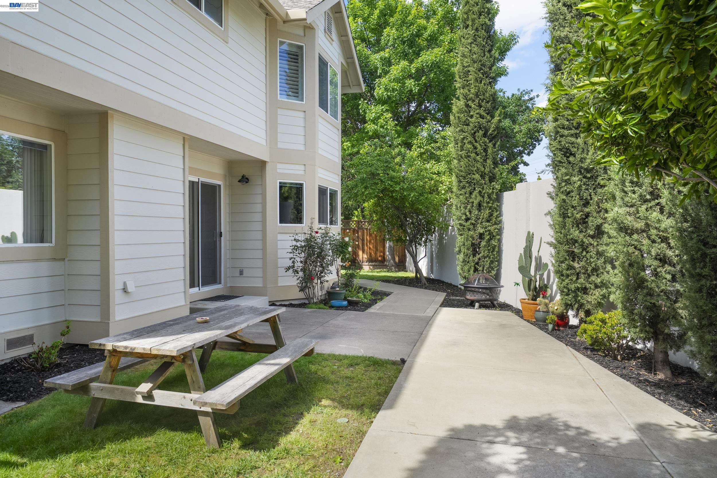 Detail Gallery Image 25 of 37 For 282 Del Valle Ct, Pleasanton,  CA 94566 - 4 Beds | 3 Baths