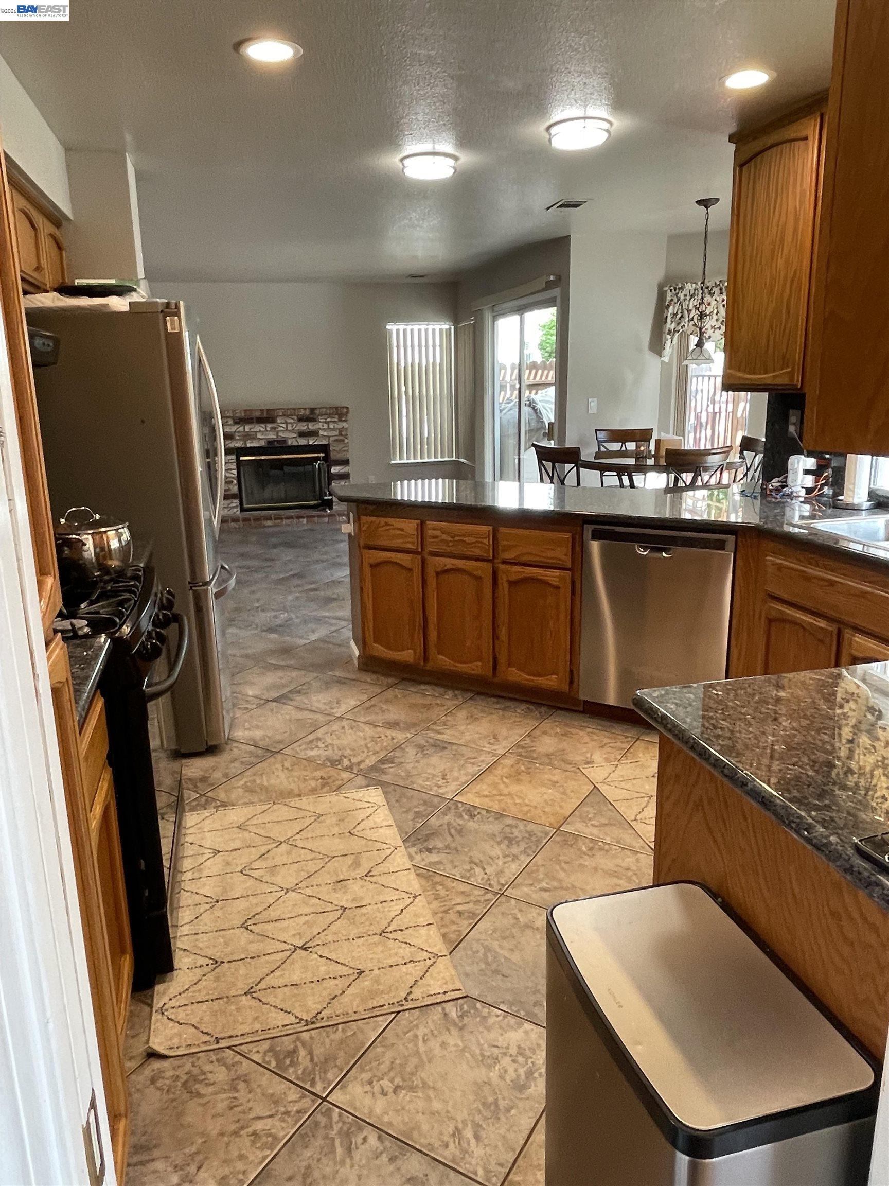 Detail Gallery Image 10 of 27 For 1828 Bayberry Ln, Tracy,  CA 95376 - 3 Beds | 2/1 Baths