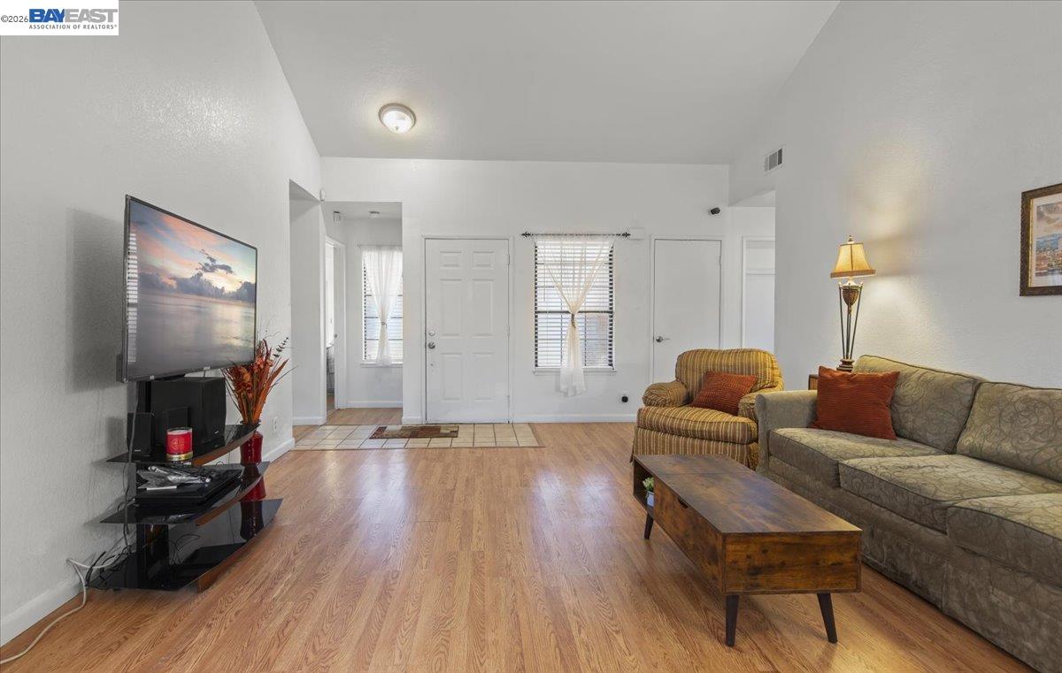 Detail Gallery Image 8 of 39 For 5894 Land View Dr, Stockton,  CA 95219 - 3 Beds | 2 Baths