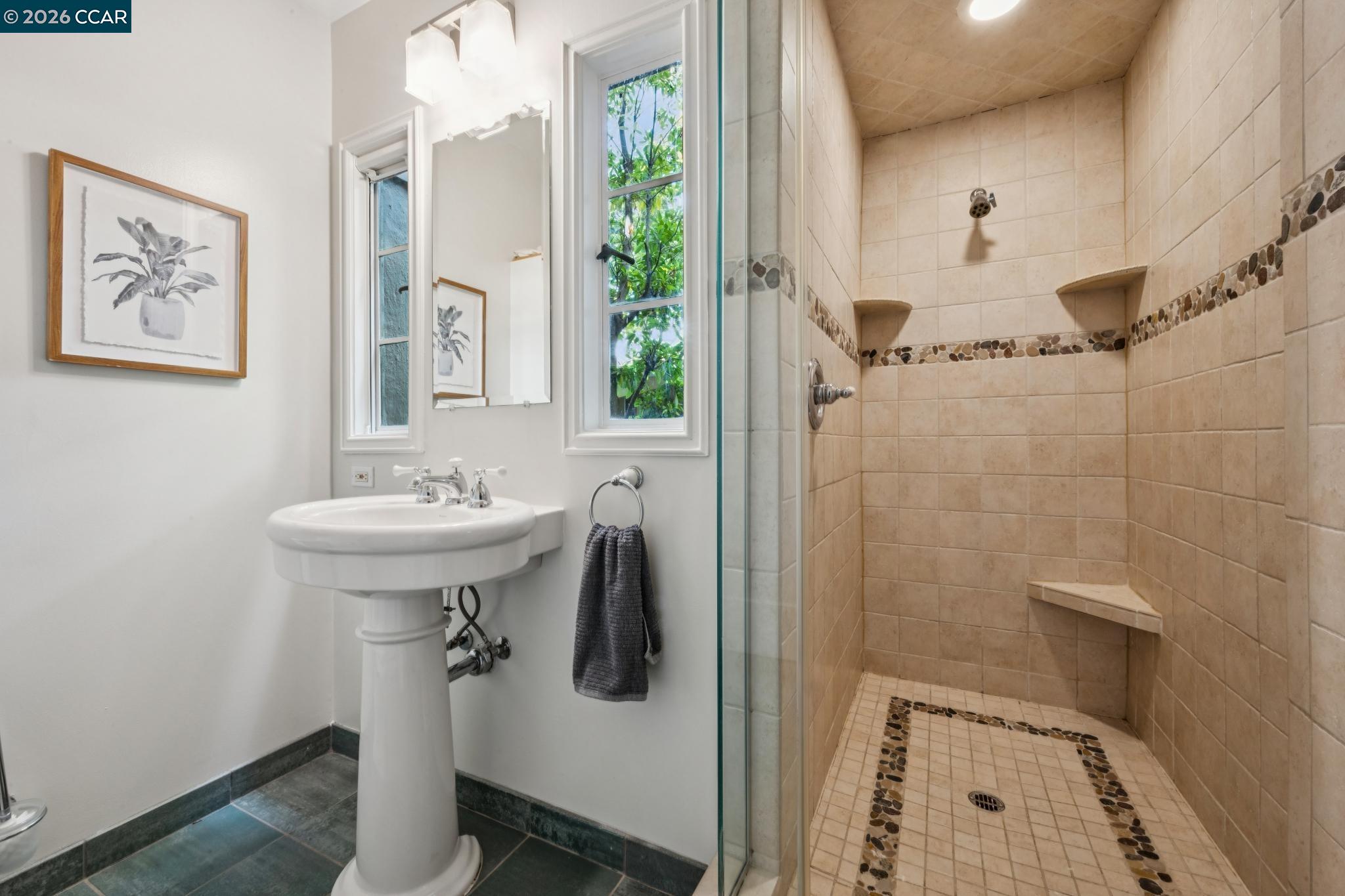 Detail Gallery Image 12 of 43 For 5700 Chelton, Oakland,  CA 94611 - 3 Beds | 2 Baths