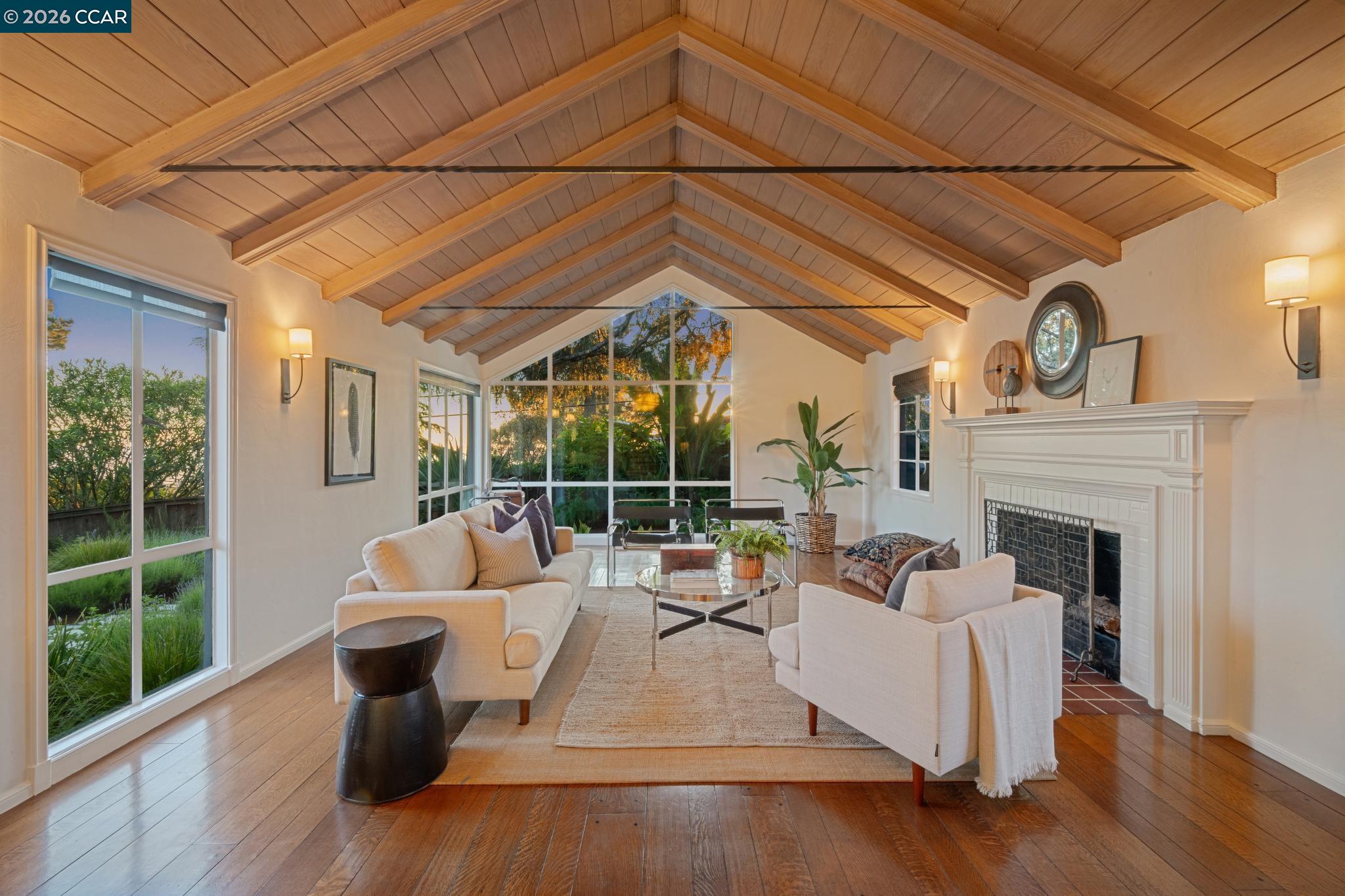 Detail Gallery Image 6 of 43 For 5700 Chelton, Oakland,  CA 94611 - 3 Beds | 2 Baths