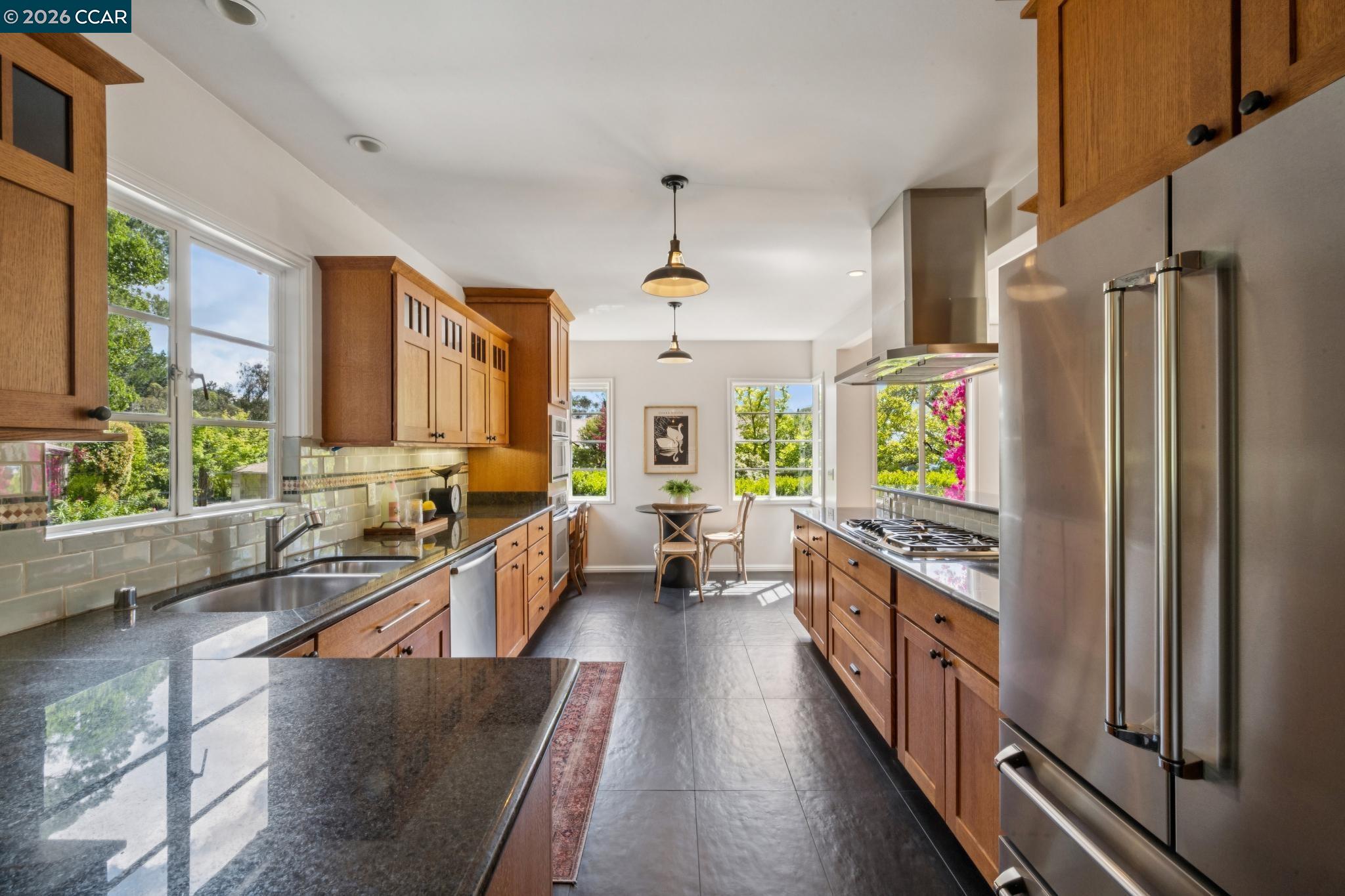 Detail Gallery Image 9 of 43 For 5700 Chelton, Oakland,  CA 94611 - 3 Beds | 2 Baths