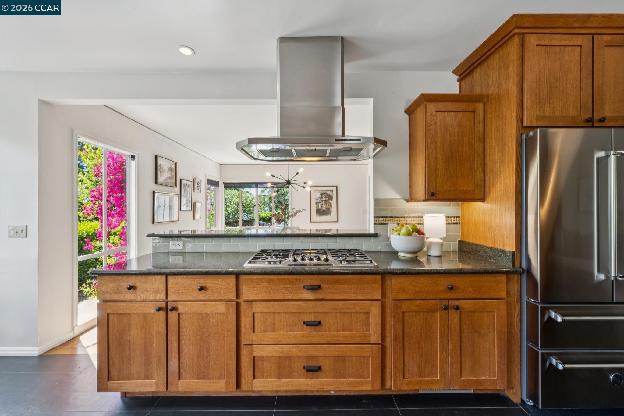 Detail Gallery Image 10 of 43 For 5700 Chelton, Oakland,  CA 94611 - 3 Beds | 2 Baths