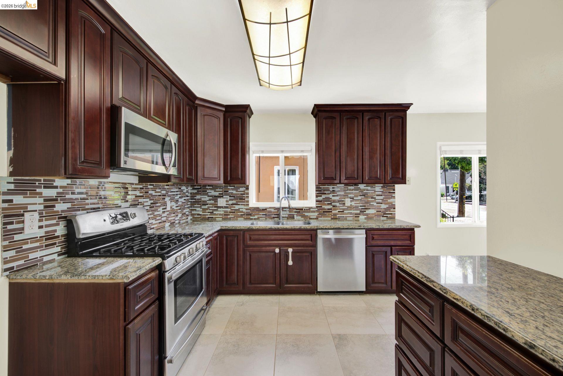 Detail Gallery Image 2 of 16 For 670 Estudillo Ave, San Leandro,  CA 94577 - 2 Beds | 1 Baths