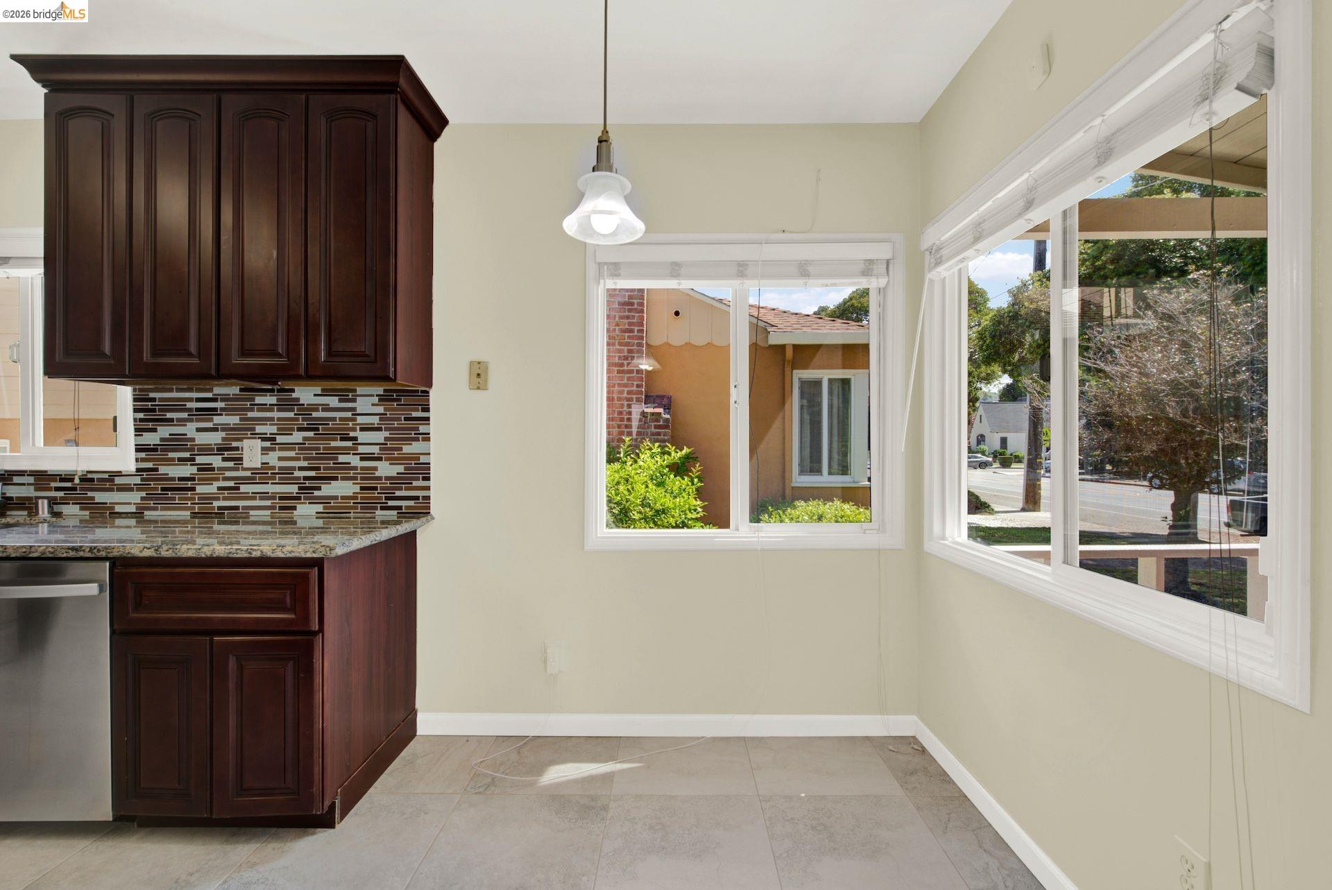 Detail Gallery Image 4 of 16 For 670 Estudillo Ave, San Leandro,  CA 94577 - 2 Beds | 1 Baths