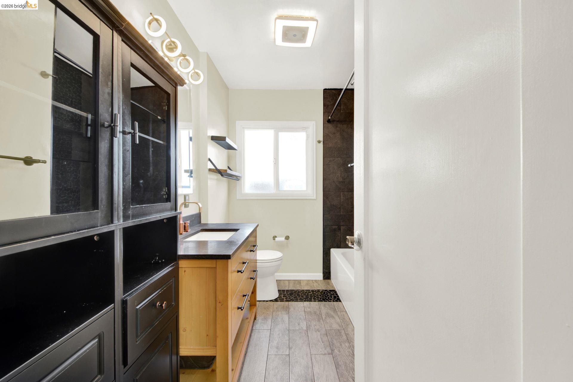 Detail Gallery Image 7 of 16 For 670 Estudillo Ave, San Leandro,  CA 94577 - 2 Beds | 1 Baths