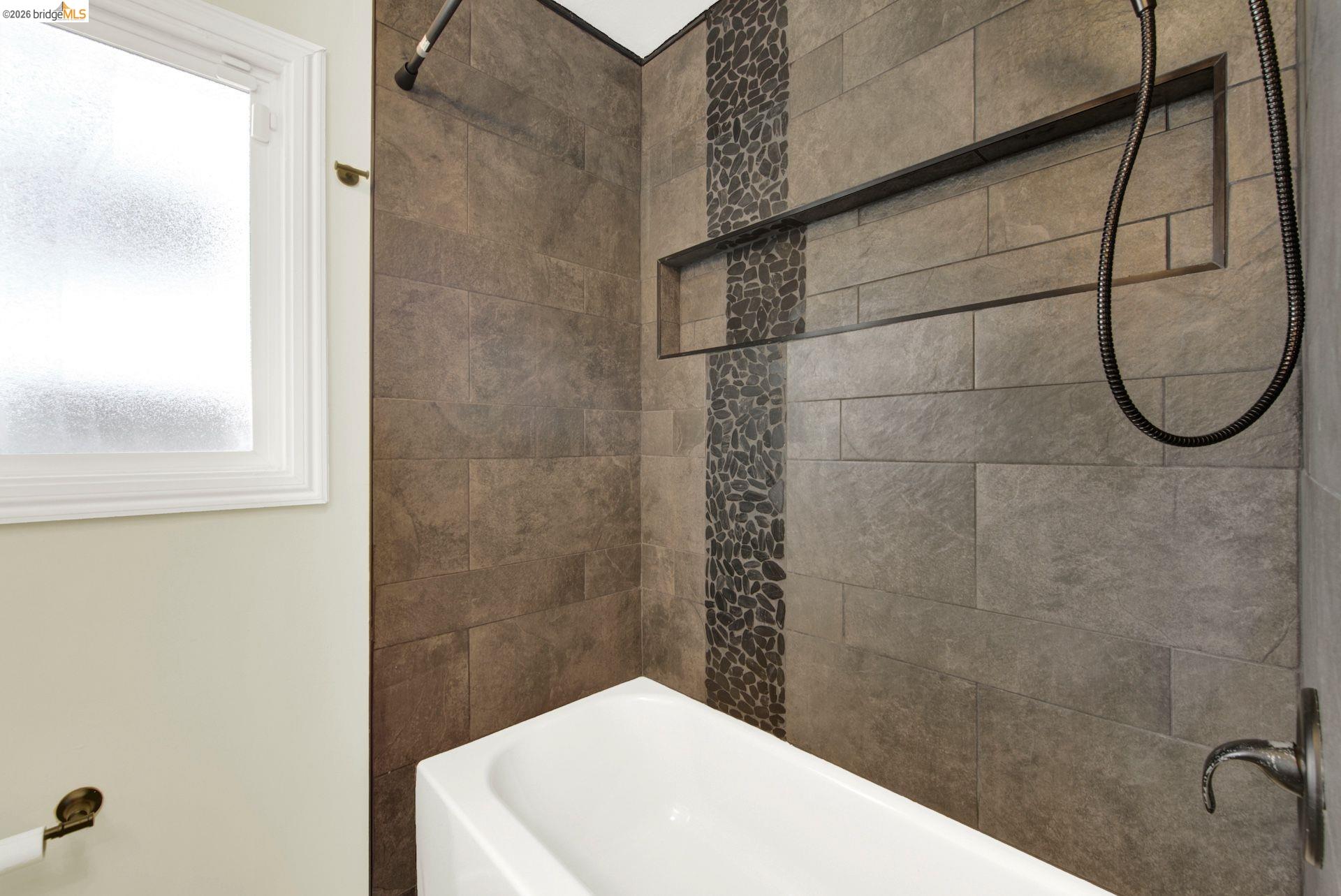 Detail Gallery Image 8 of 16 For 670 Estudillo Ave, San Leandro,  CA 94577 - 2 Beds | 1 Baths