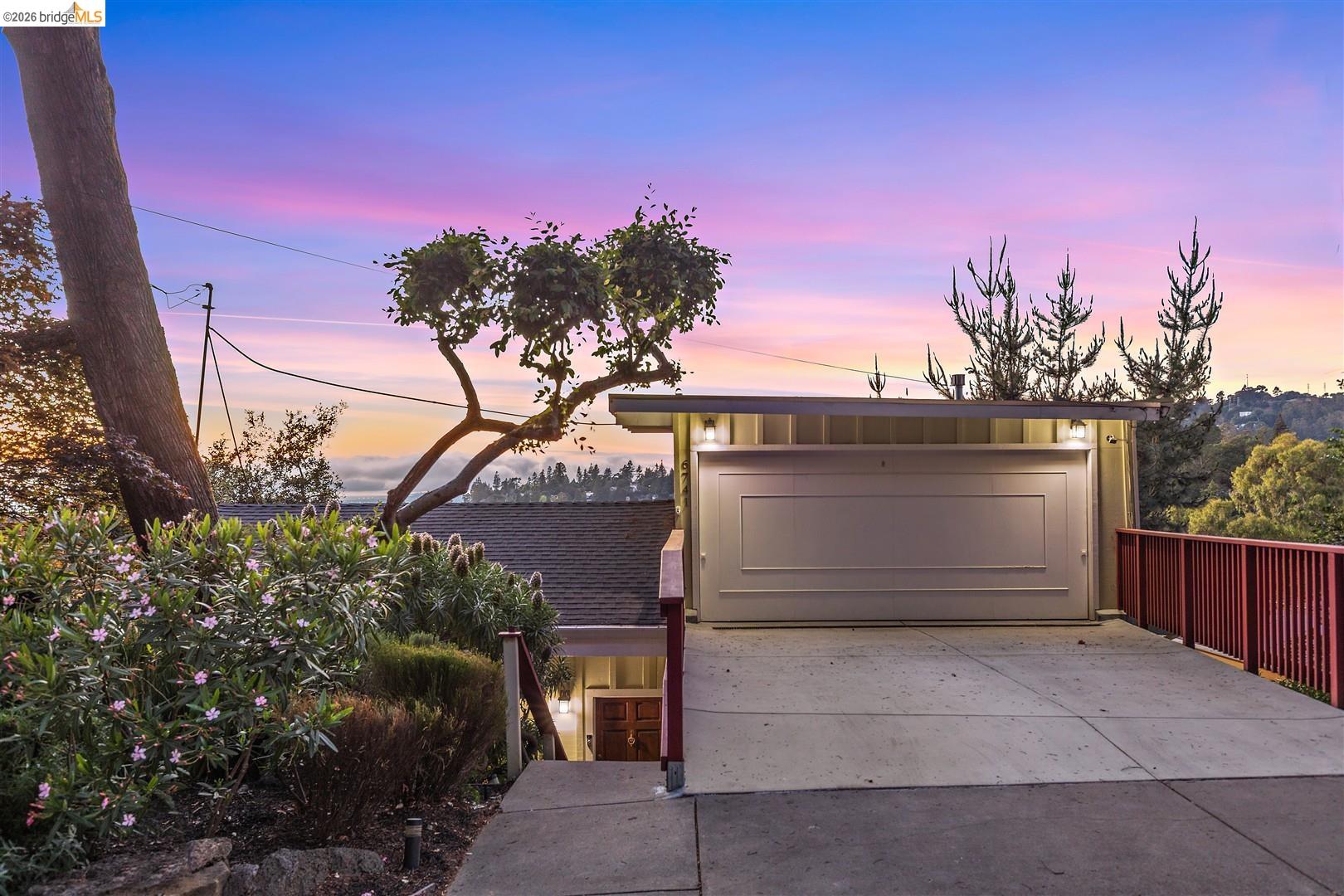 Detail Gallery Image 2 of 34 For 6741 Snake Rd, Oakland,  CA 94611 - 3 Beds | 2 Baths