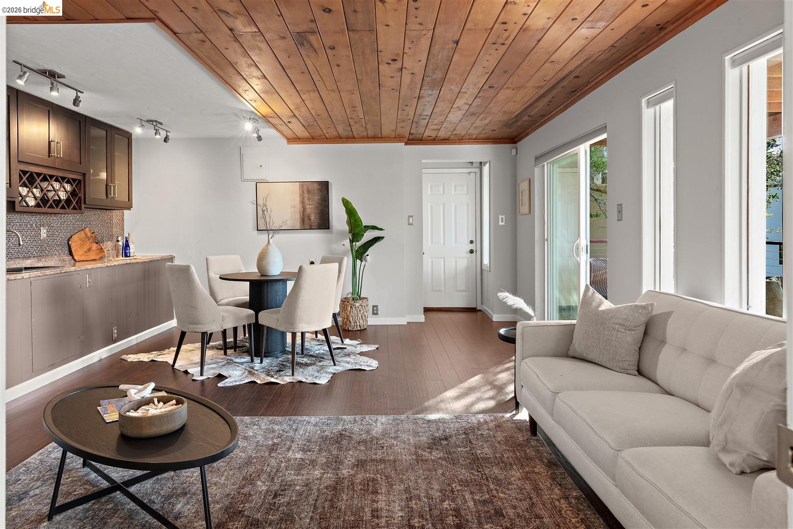 Detail Gallery Image 17 of 34 For 6741 Snake Rd, Oakland,  CA 94611 - 3 Beds | 2 Baths