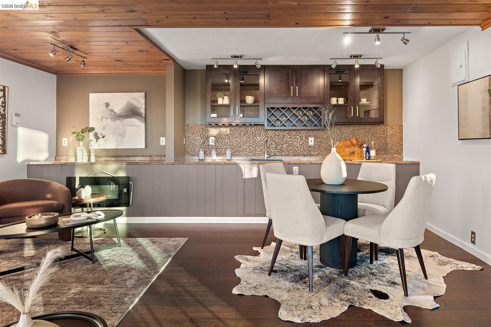 Detail Gallery Image 20 of 34 For 6741 Snake Rd, Oakland,  CA 94611 - 3 Beds | 2 Baths