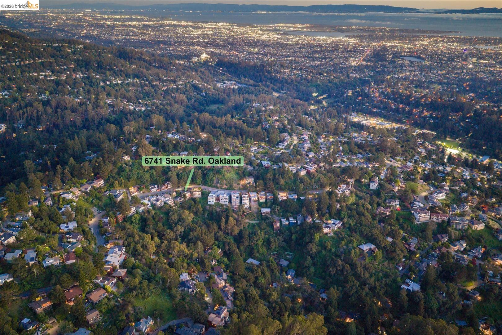 Detail Gallery Image 3 of 34 For 6741 Snake Rd, Oakland,  CA 94611 - 3 Beds | 2 Baths