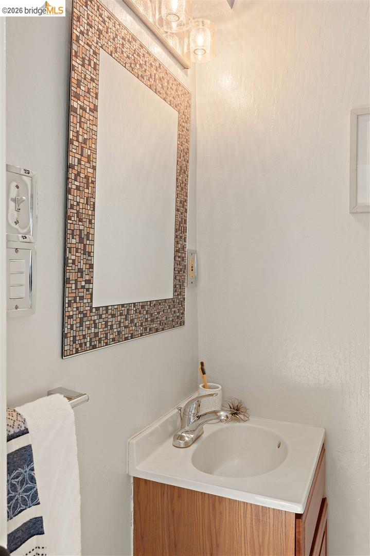 Detail Gallery Image 25 of 34 For 6741 Snake Rd, Oakland,  CA 94611 - 3 Beds | 2 Baths