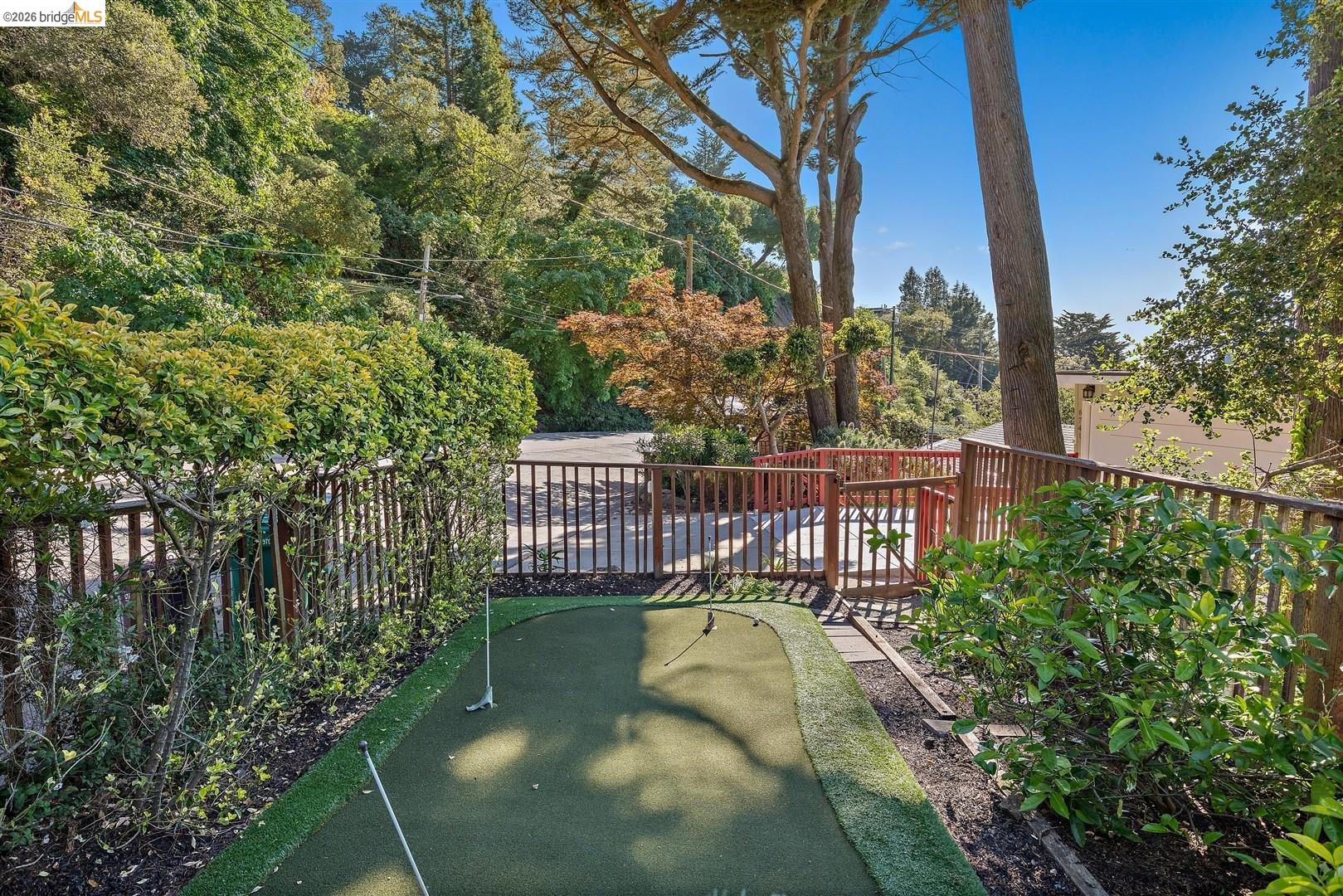 Detail Gallery Image 27 of 34 For 6741 Snake Rd, Oakland,  CA 94611 - 3 Beds | 2 Baths