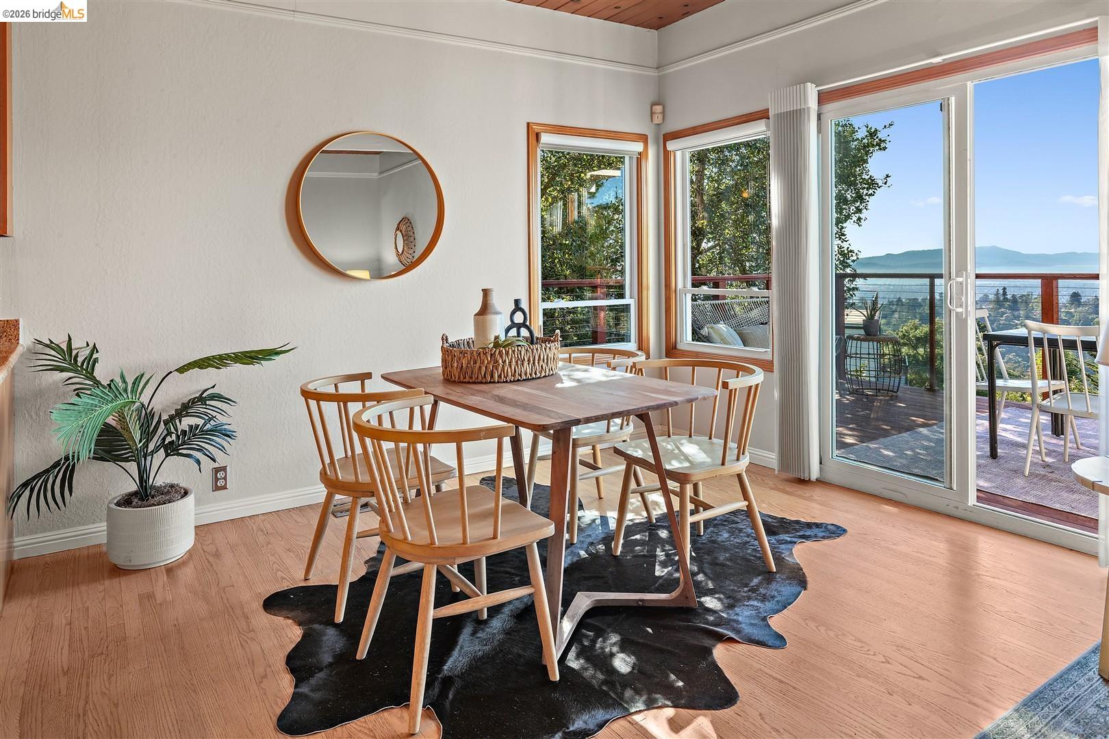 Detail Gallery Image 7 of 34 For 6741 Snake Rd, Oakland,  CA 94611 - 3 Beds | 2 Baths