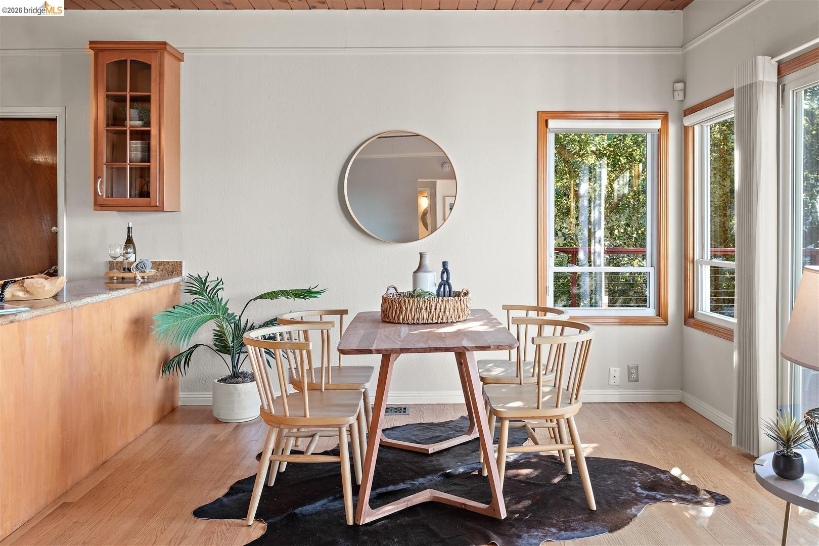 Detail Gallery Image 8 of 34 For 6741 Snake Rd, Oakland,  CA 94611 - 3 Beds | 2 Baths