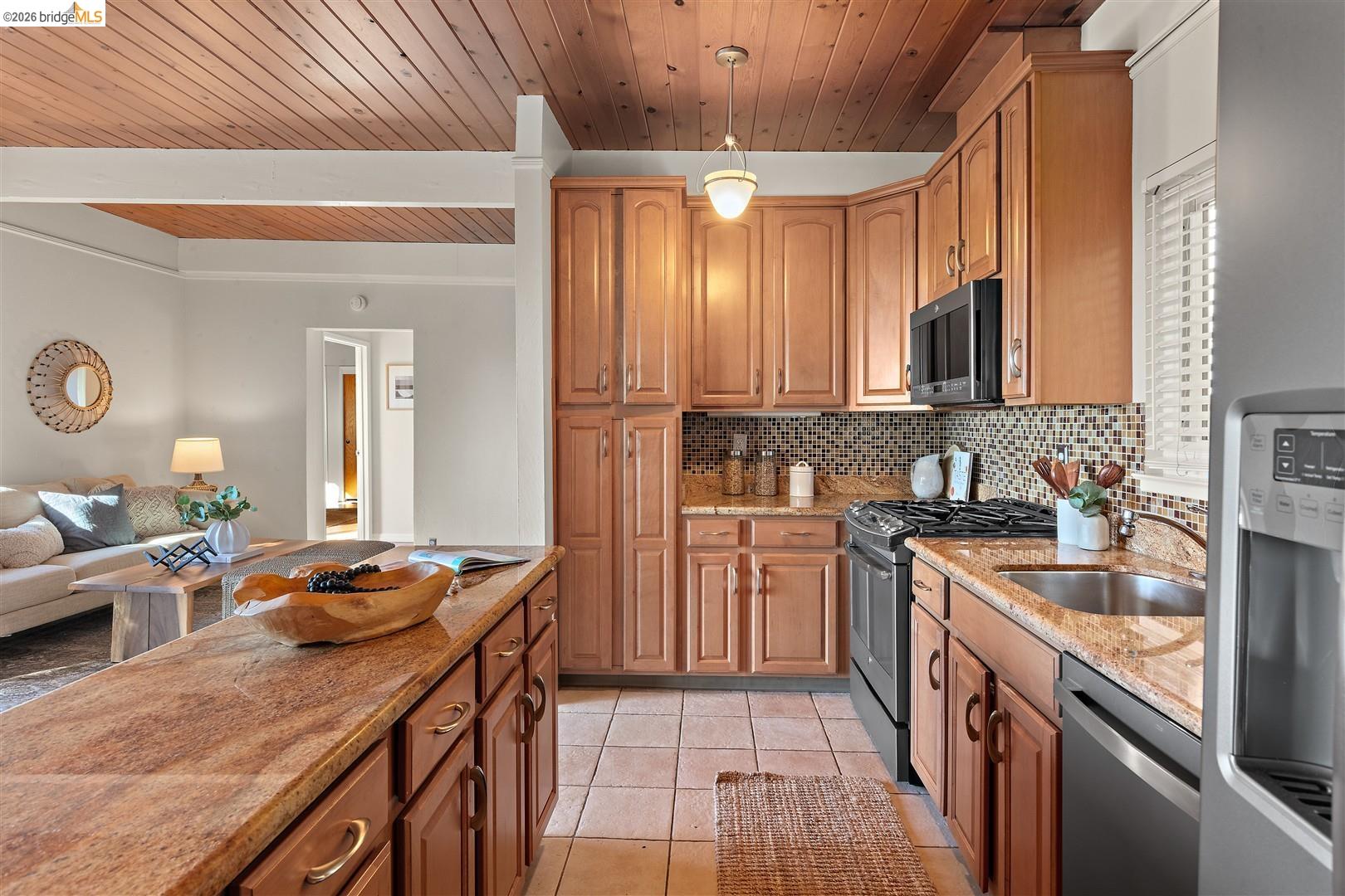 Detail Gallery Image 9 of 34 For 6741 Snake Rd, Oakland,  CA 94611 - 3 Beds | 2 Baths