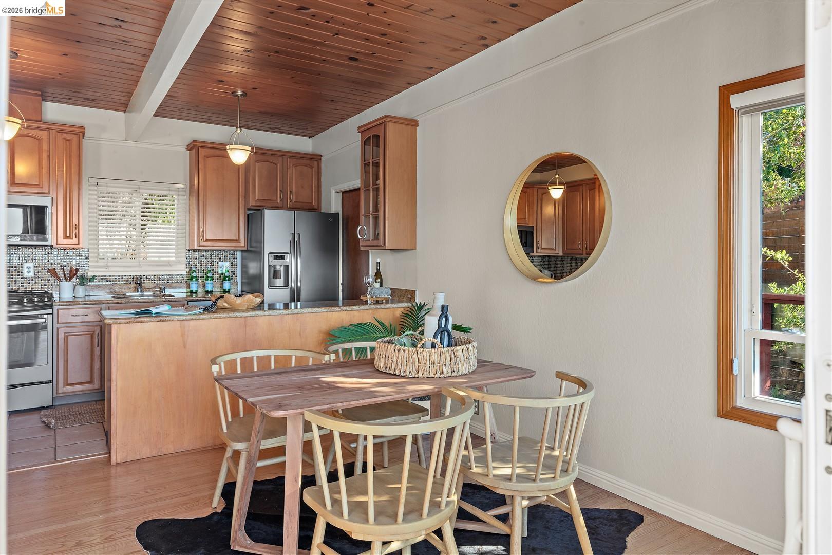 Detail Gallery Image 10 of 34 For 6741 Snake Rd, Oakland,  CA 94611 - 3 Beds | 2 Baths