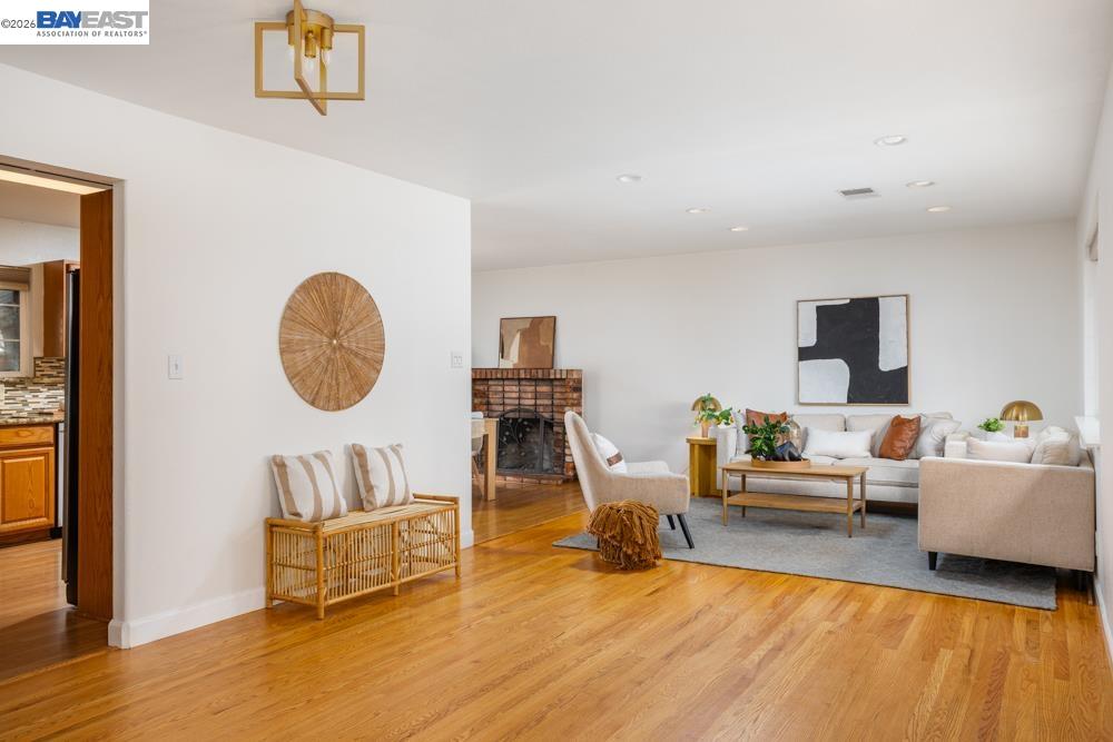 Detail Gallery Image 4 of 20 For 924 Lambaren Ave, Livermore,  CA 94551 - 4 Beds | 2 Baths